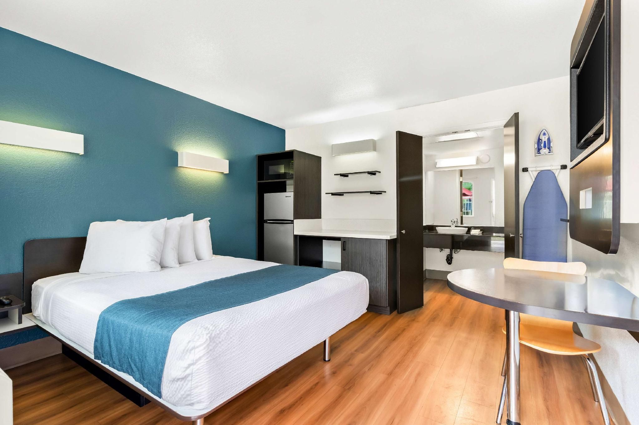 1 Queen Bed | Non-Smoking, Micfridge