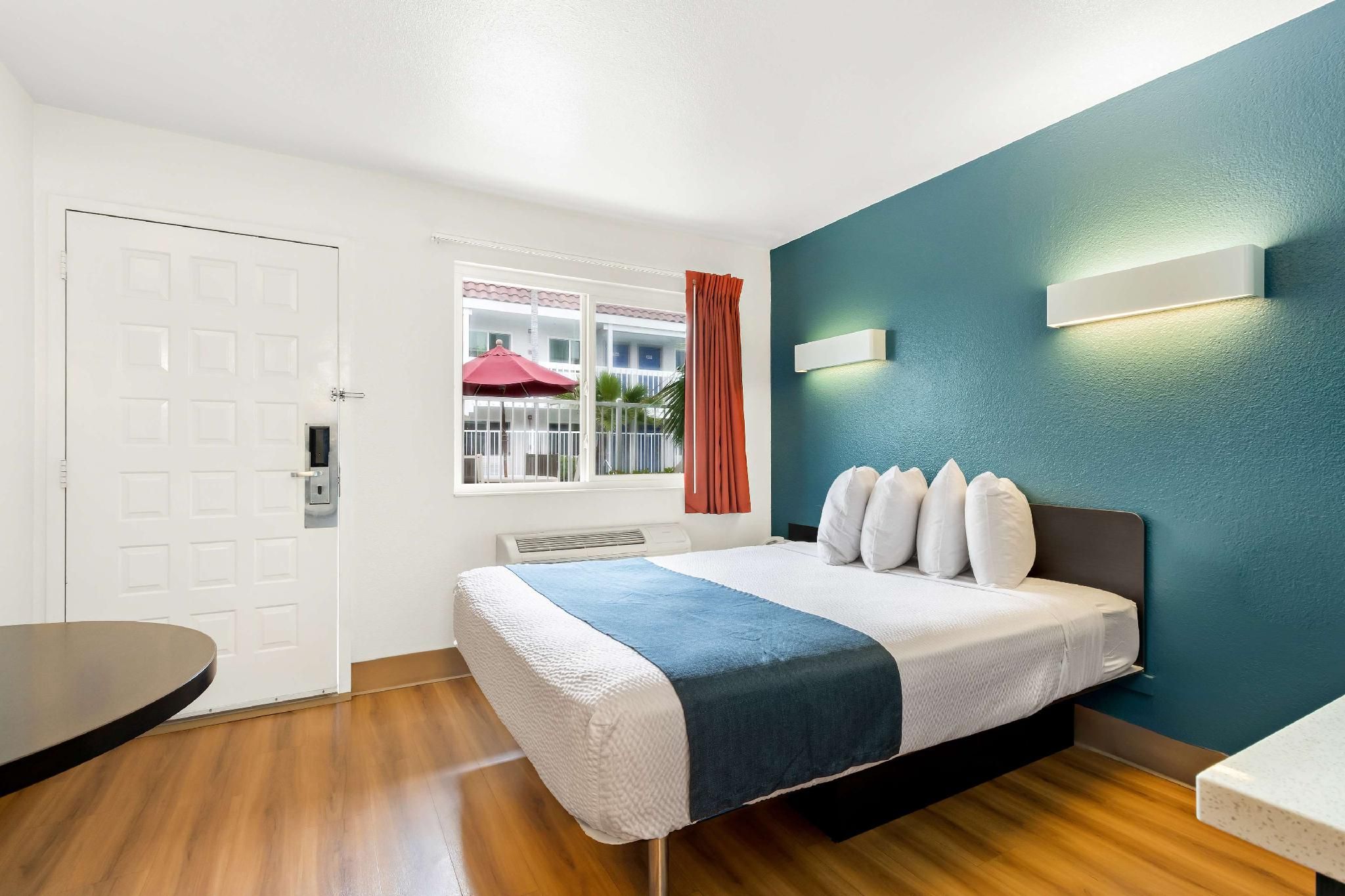 1 Queen Bed | Non-Smoking, Micfridge