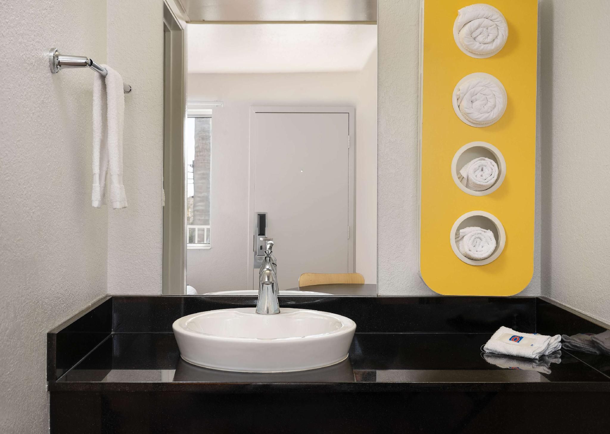 Motel 6 Carpinteria, CA - Santa Barbara - North 1 Queen Bed | 2