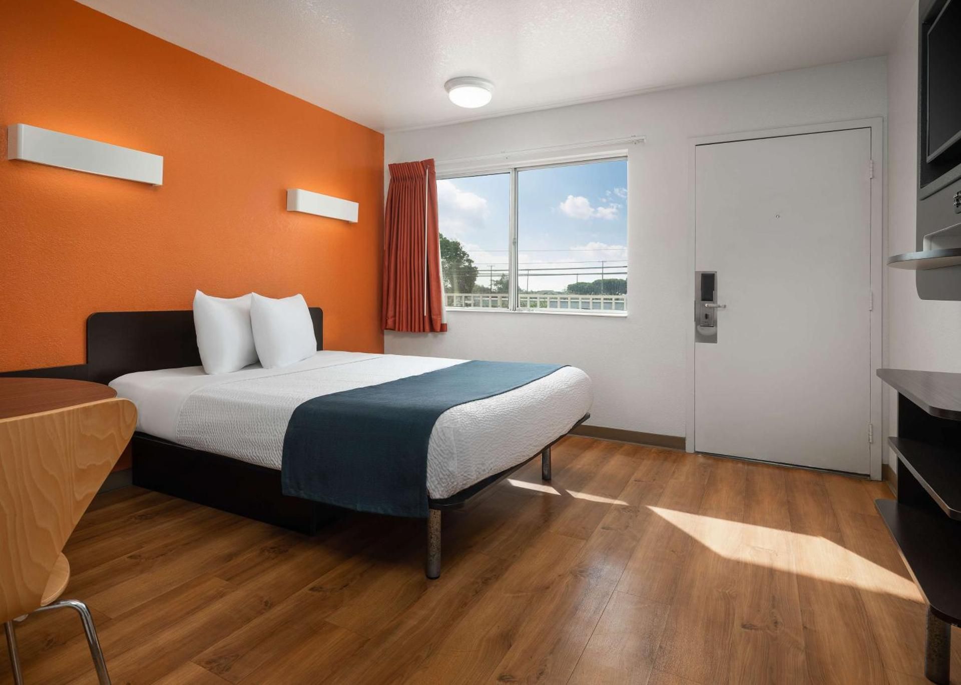 Motel 6 Carpinteria, CA - Santa Barbara - North 1 Full Bed | ADA/RI Shower 2