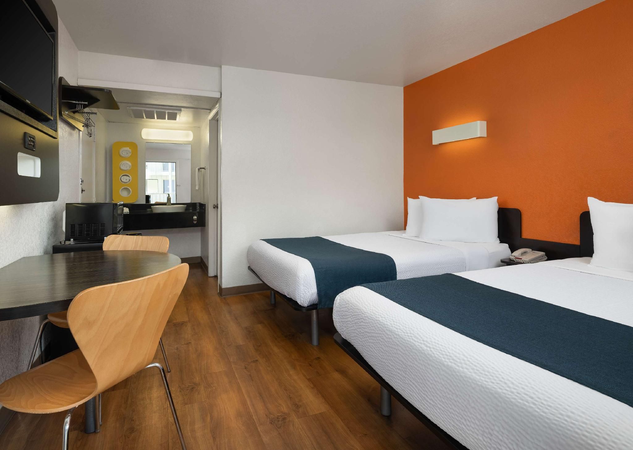 2 Full Beds | Micfridge