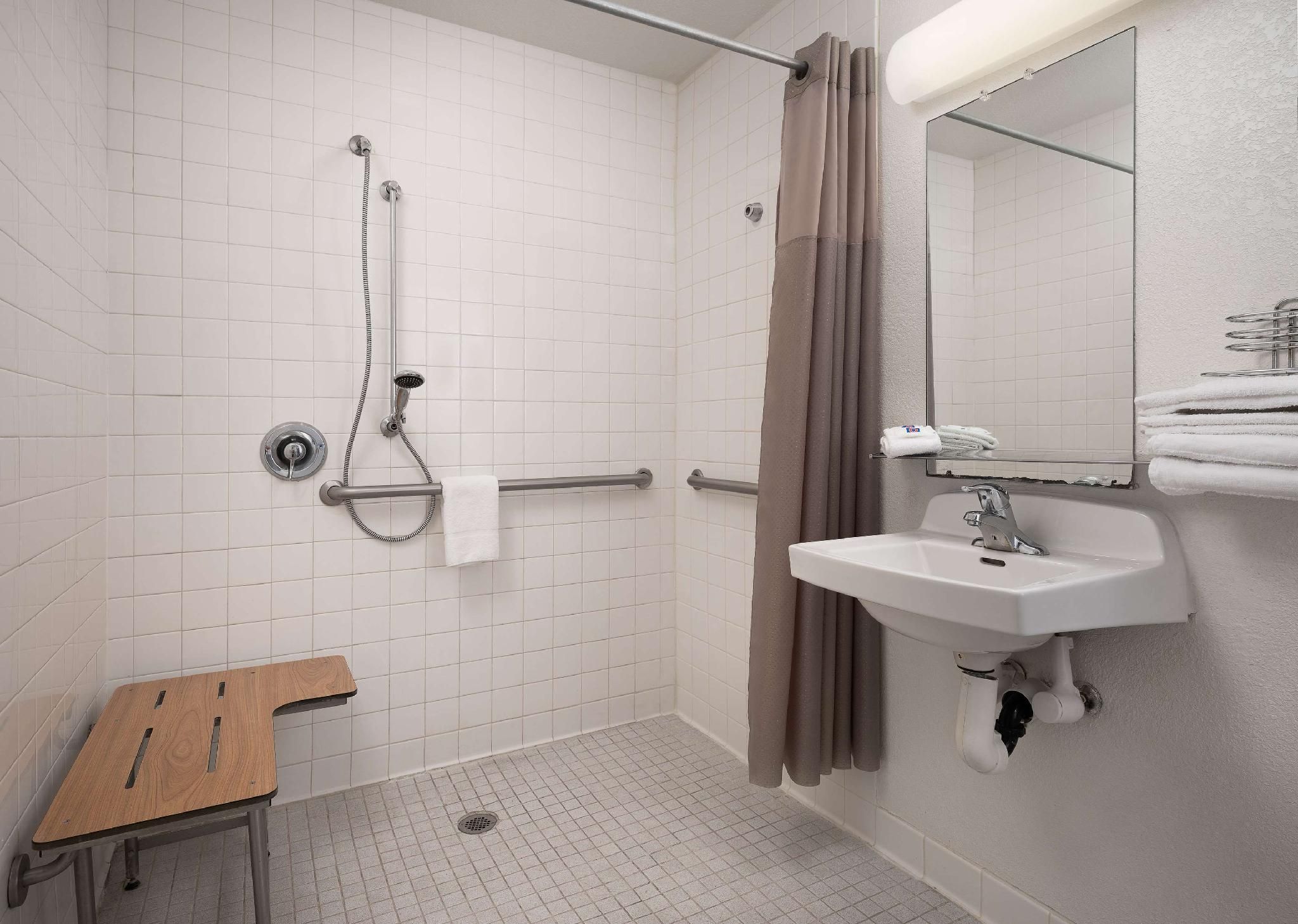 Motel 6 Carpinteria, CA - Santa Barbara - North 1 Full Bed | ADA/RI Shower 3