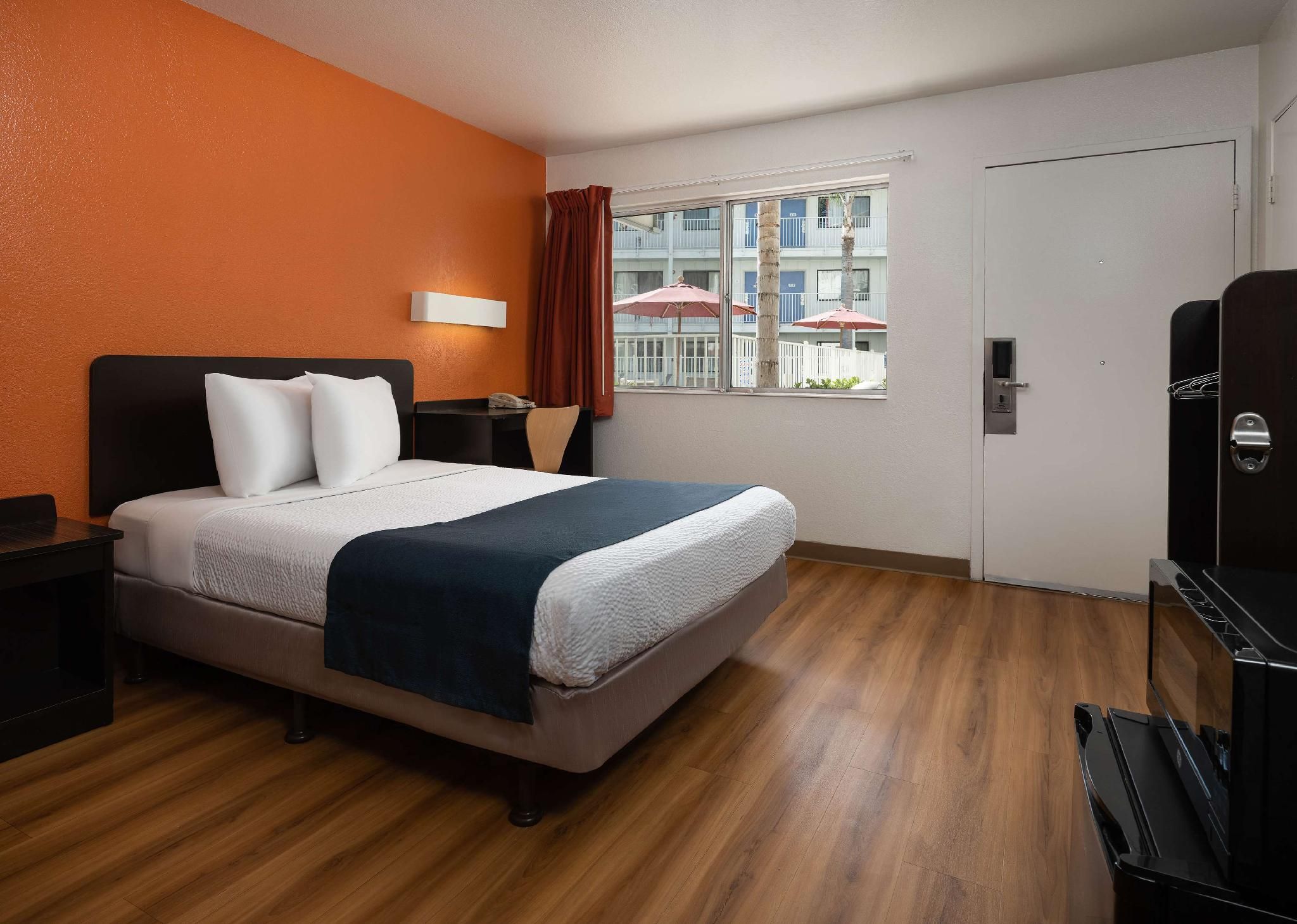 Motel 6 Carpinteria, CA - Santa Barbara - North 1 Full Bed | ADA/RI Shower