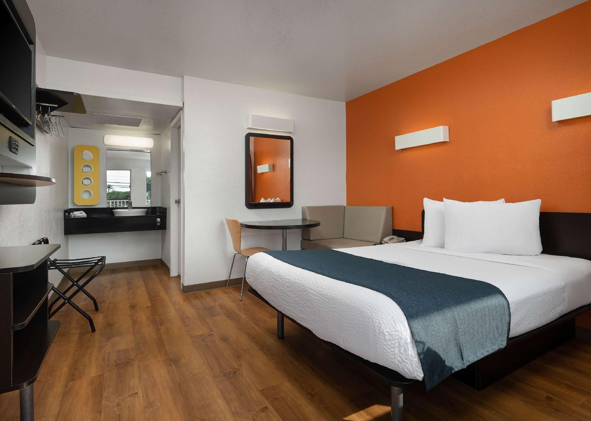 1 Queen Bed | Extended Suite