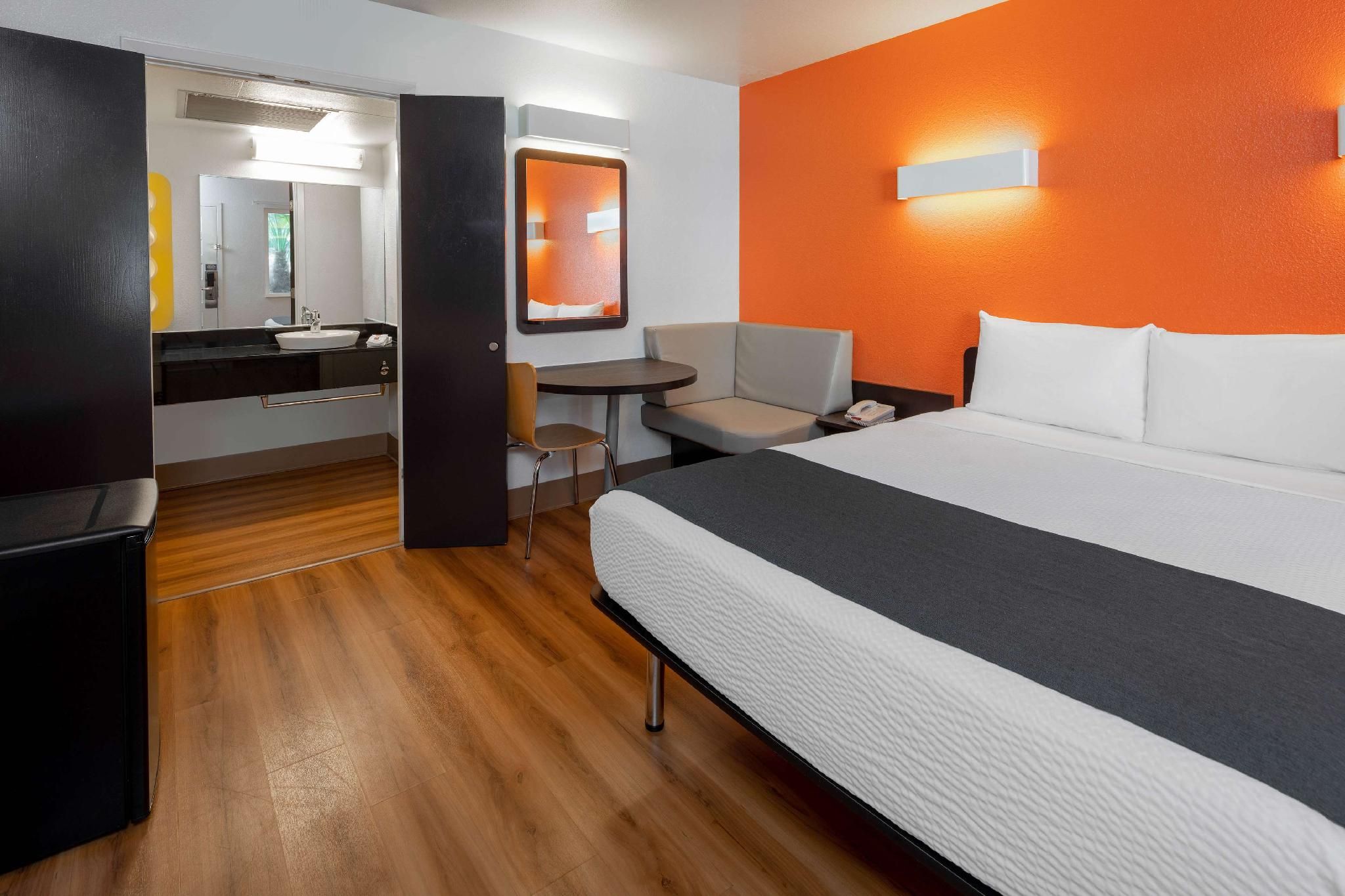 1 Queen Bed |
