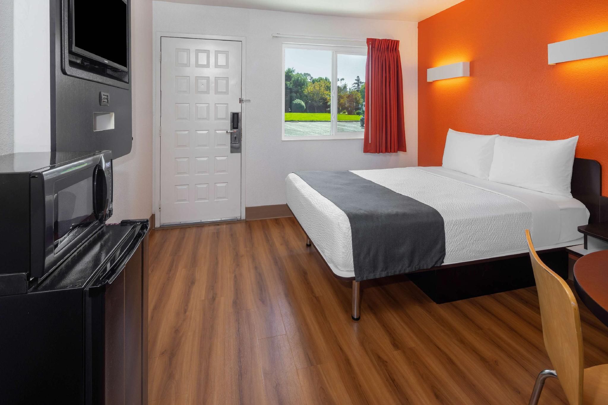 1 Queen Bed |