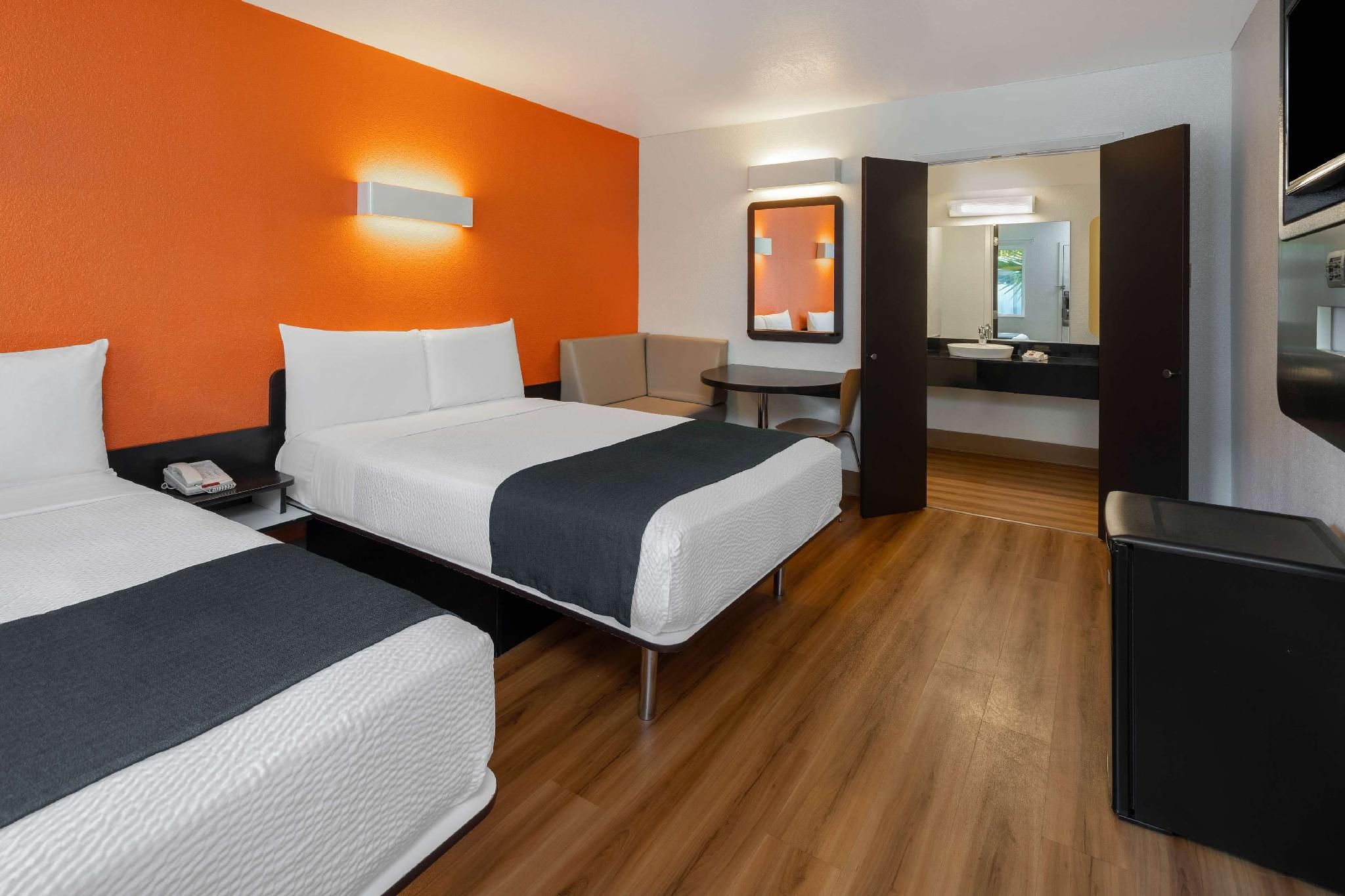 2 Full Beds | ADA/Tub