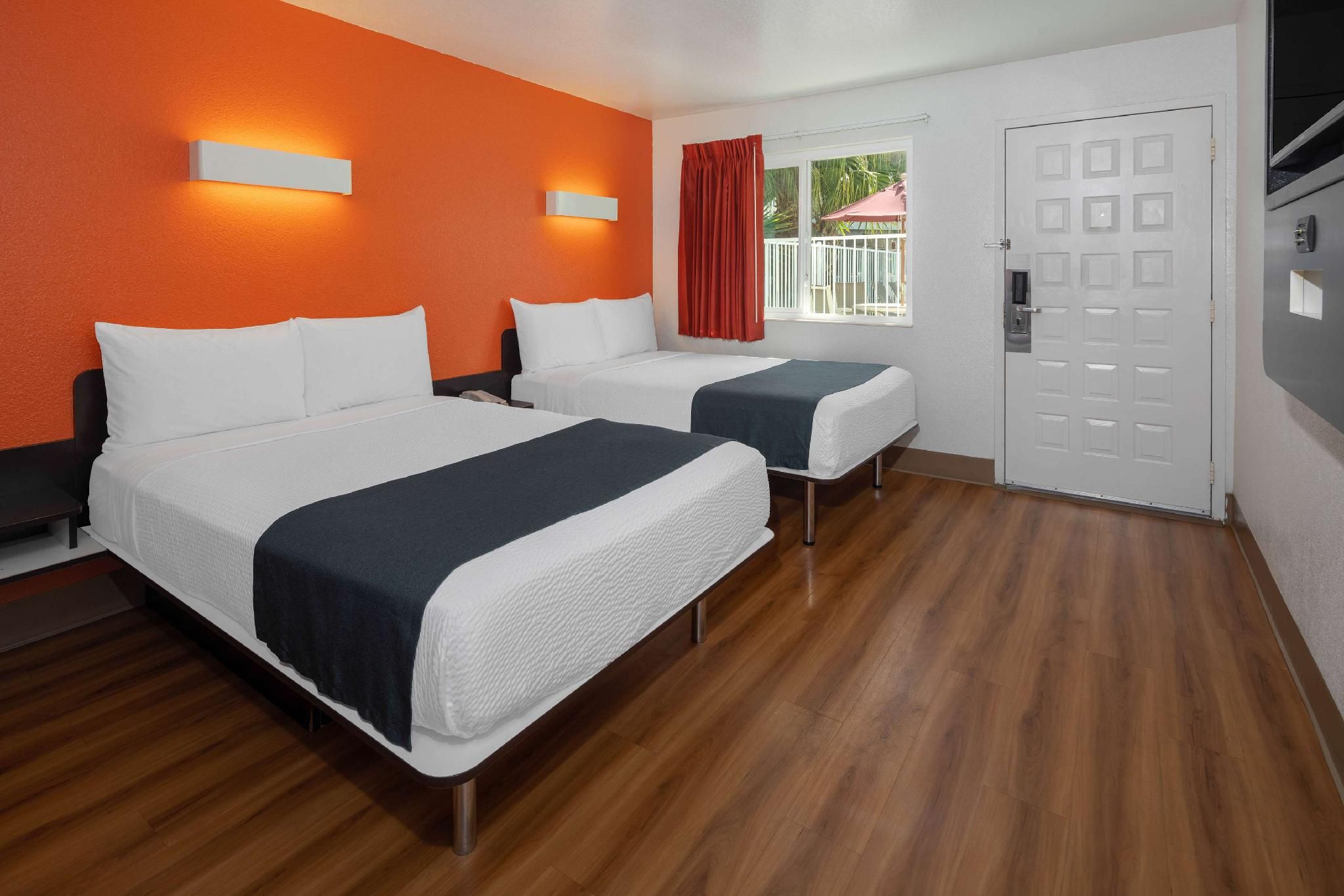 2 Full Beds | ADA/Tub