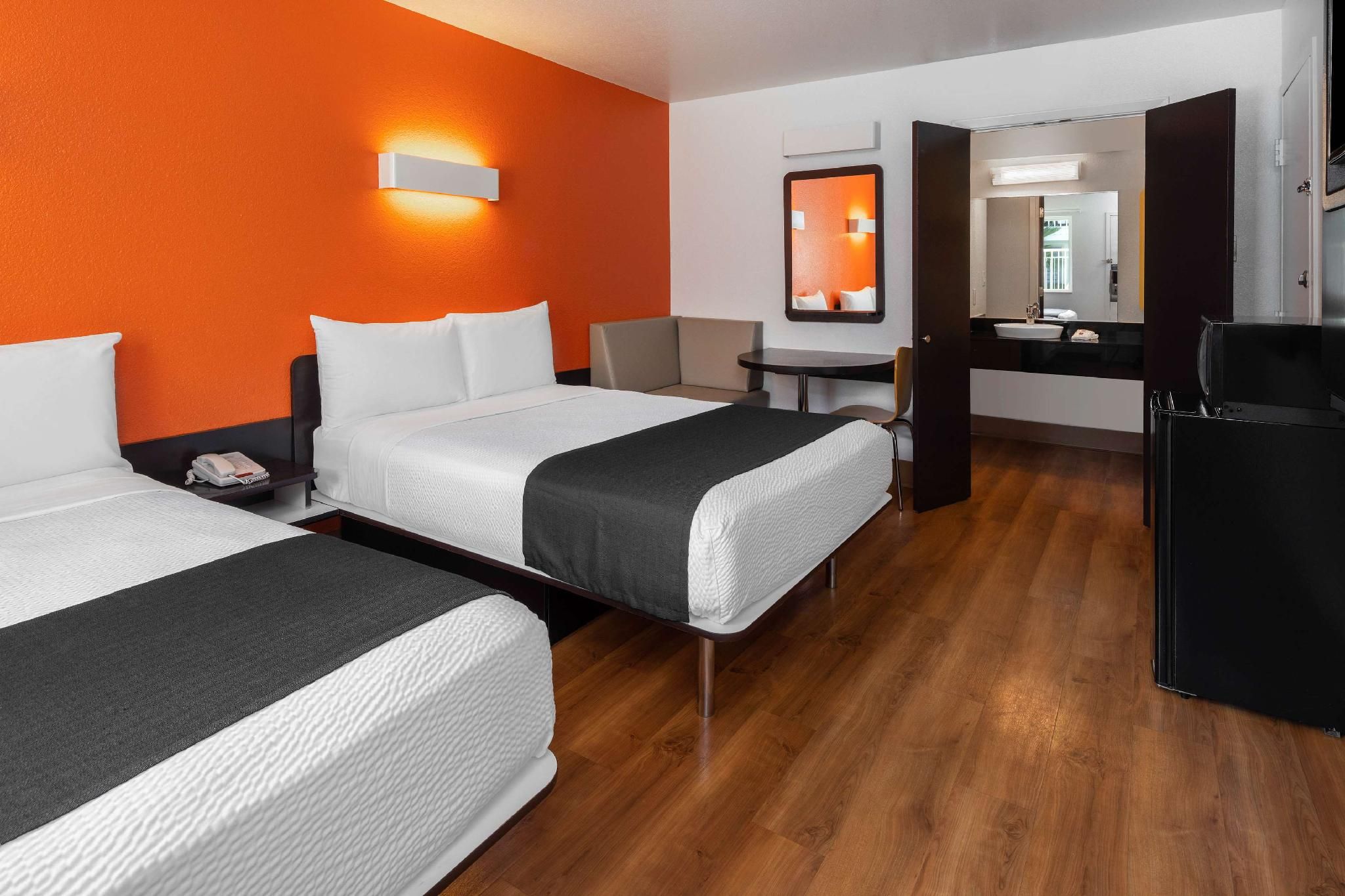 2 Full Beds |