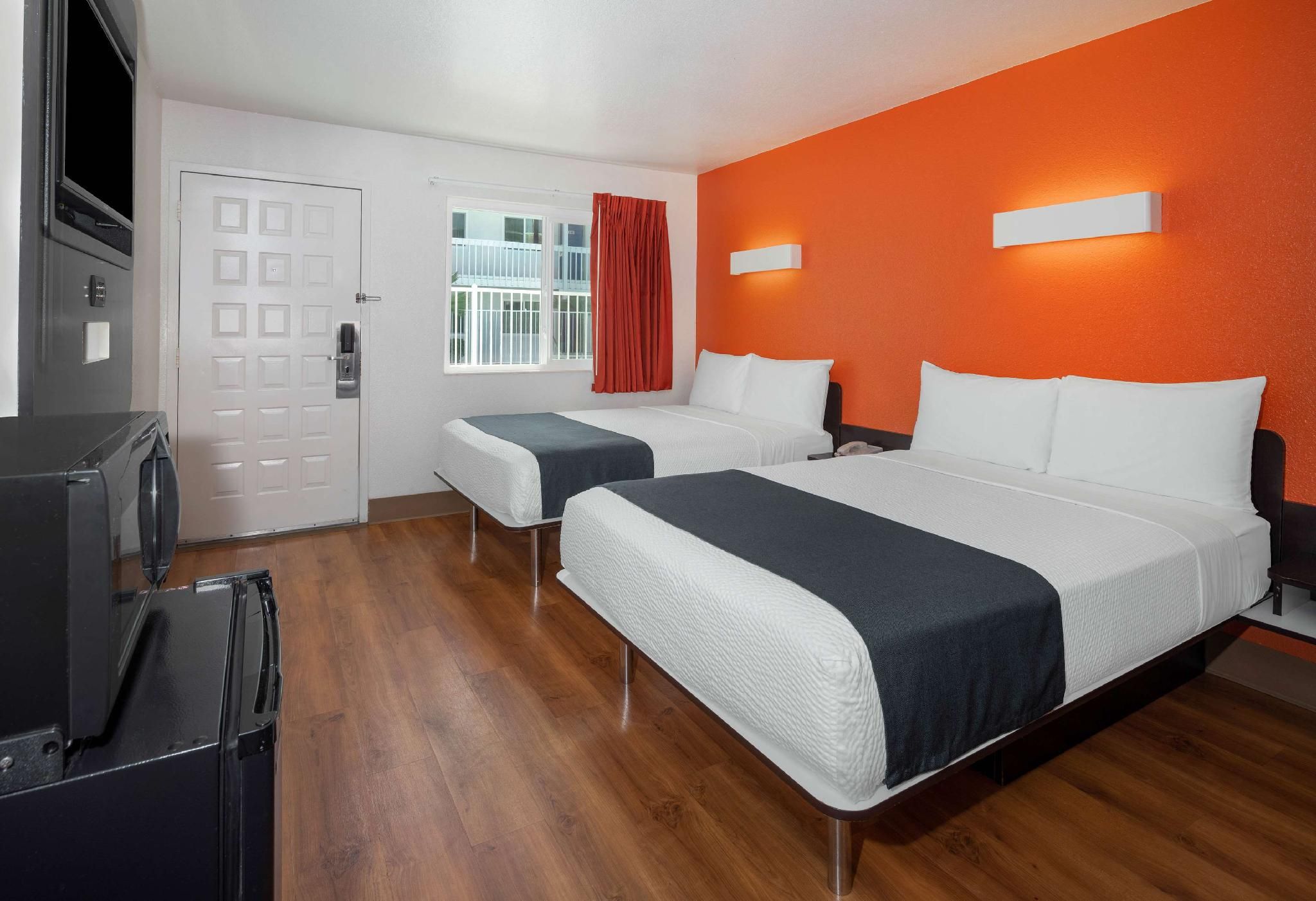 2 Full Beds |