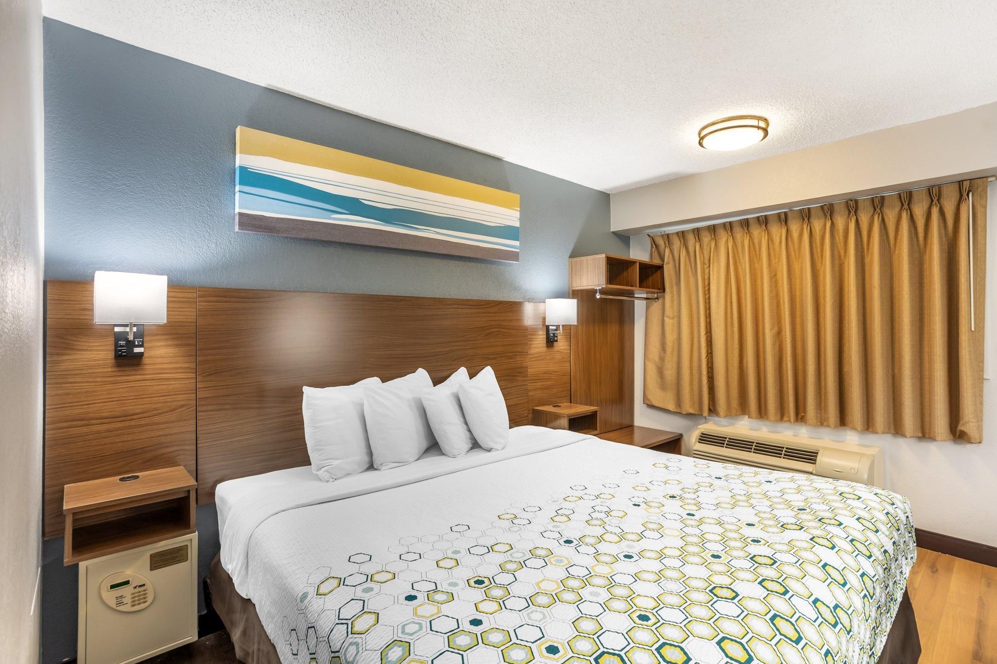 Studio 1 King Bed Non-Smoking