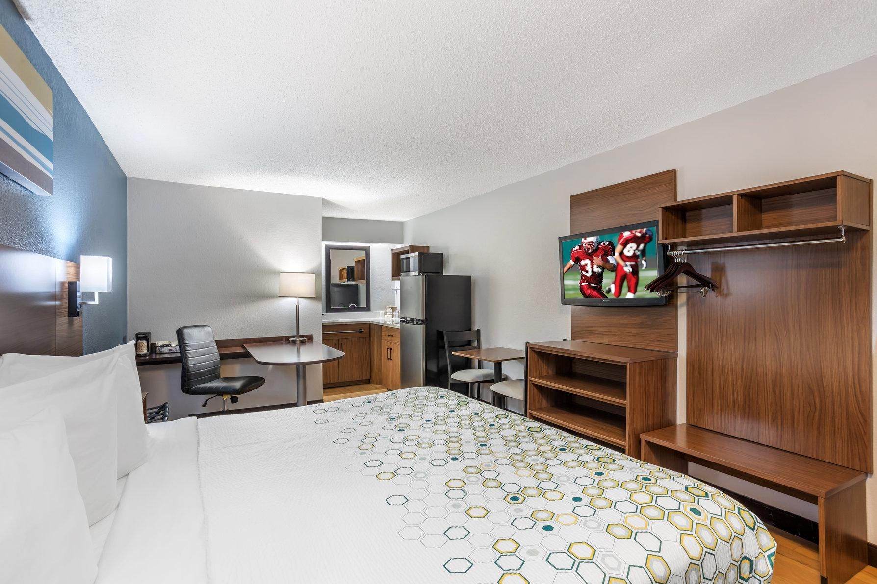 Studio 1 King Bed with Larger Desk Non-Smoking
