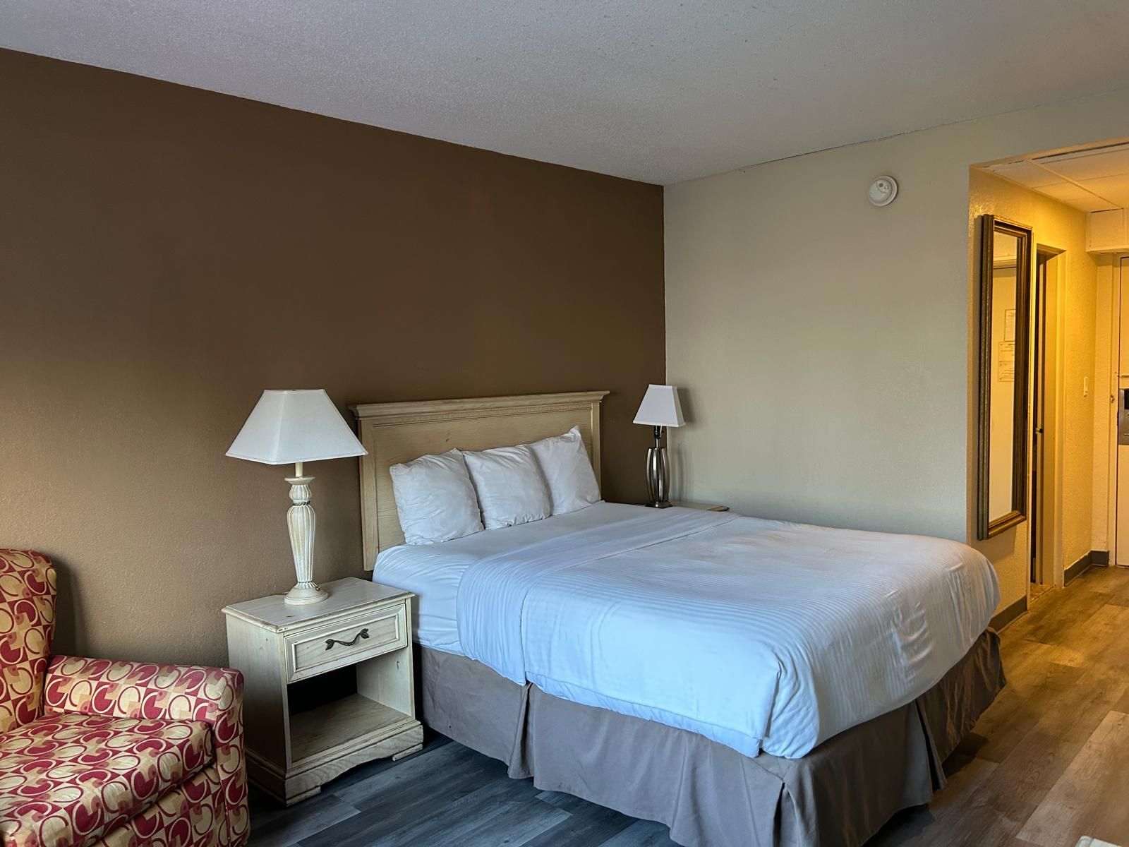 Hilltop Inn & Suites Queen Bed