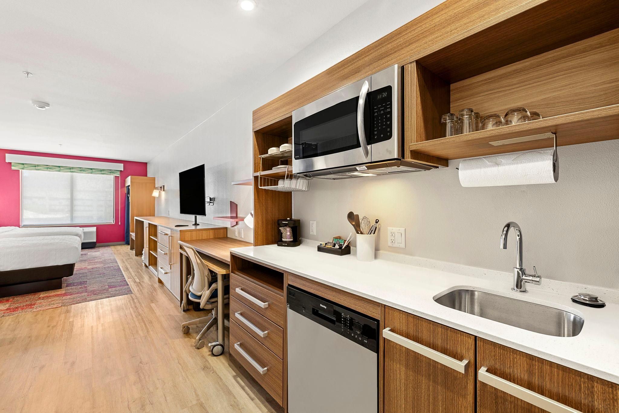 2 Queen Hearing Accessible Studio Suite