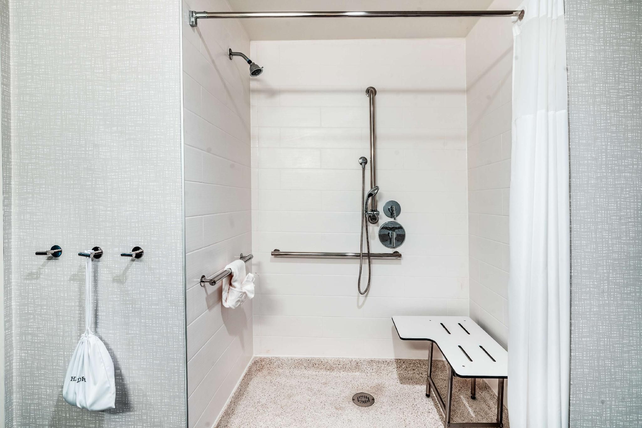 2 Qn Mobilty/Hearing Access Ri Shwr Studio Ns