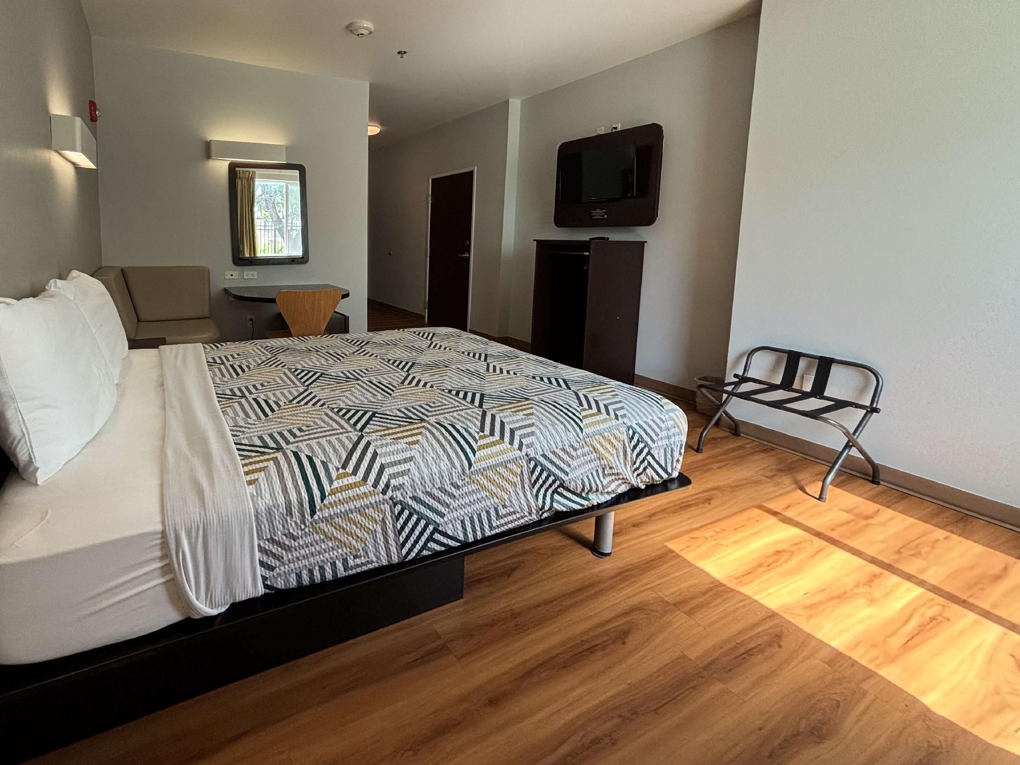 Motel 6 Weslaco, TX 1 QUEEN BED | NON-SMOKING KITCHEN