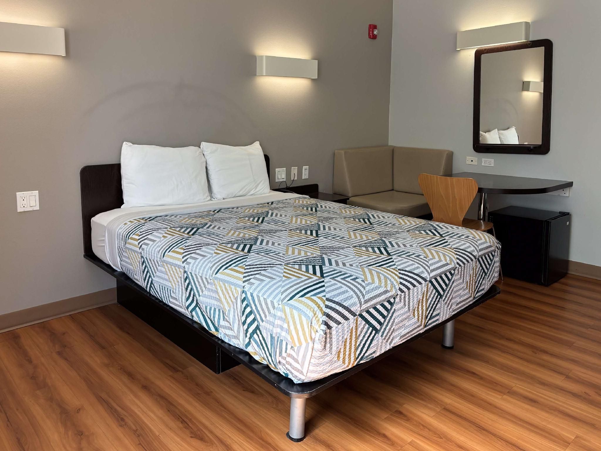 Motel 6 Weslaco, TX 1 QUEEN BED | NON-SMOKING KITCHEN 2