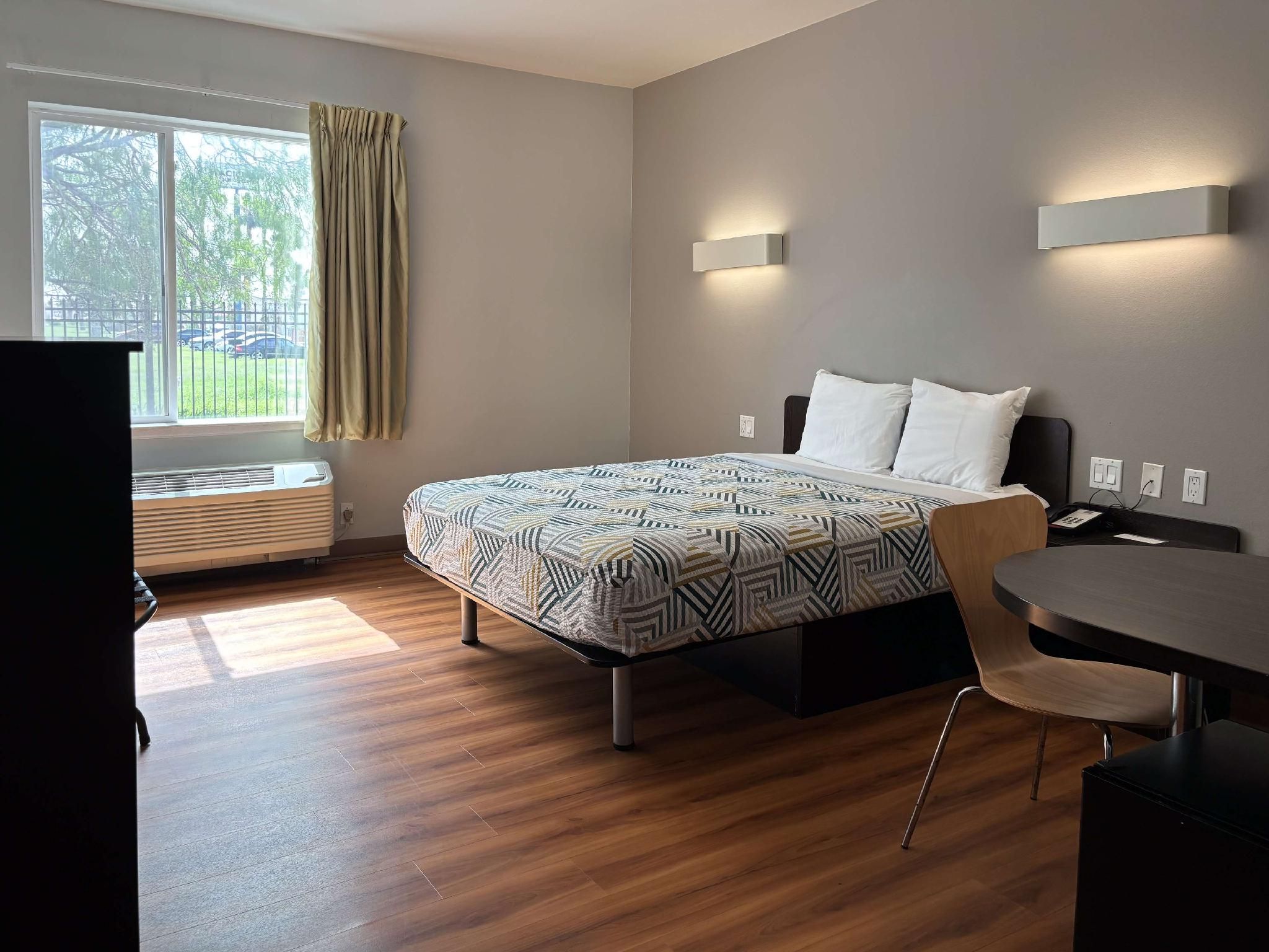 Motel 6 Weslaco, TX 1 QUEEN BED | NON-SMOKING KITCHEN 3