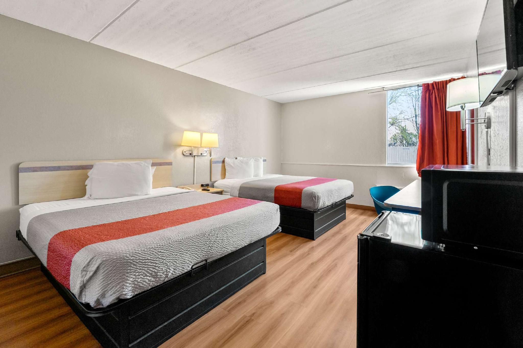 2 Queen Beds | Mobil Access Tub Nsmk Micfridg