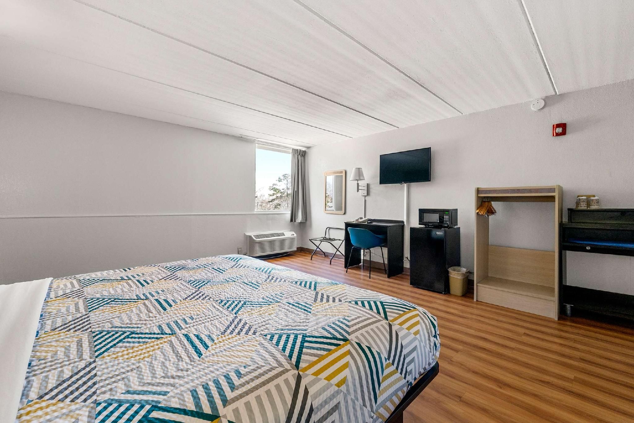 1 King Bed | Non-Smoking, Micfridge