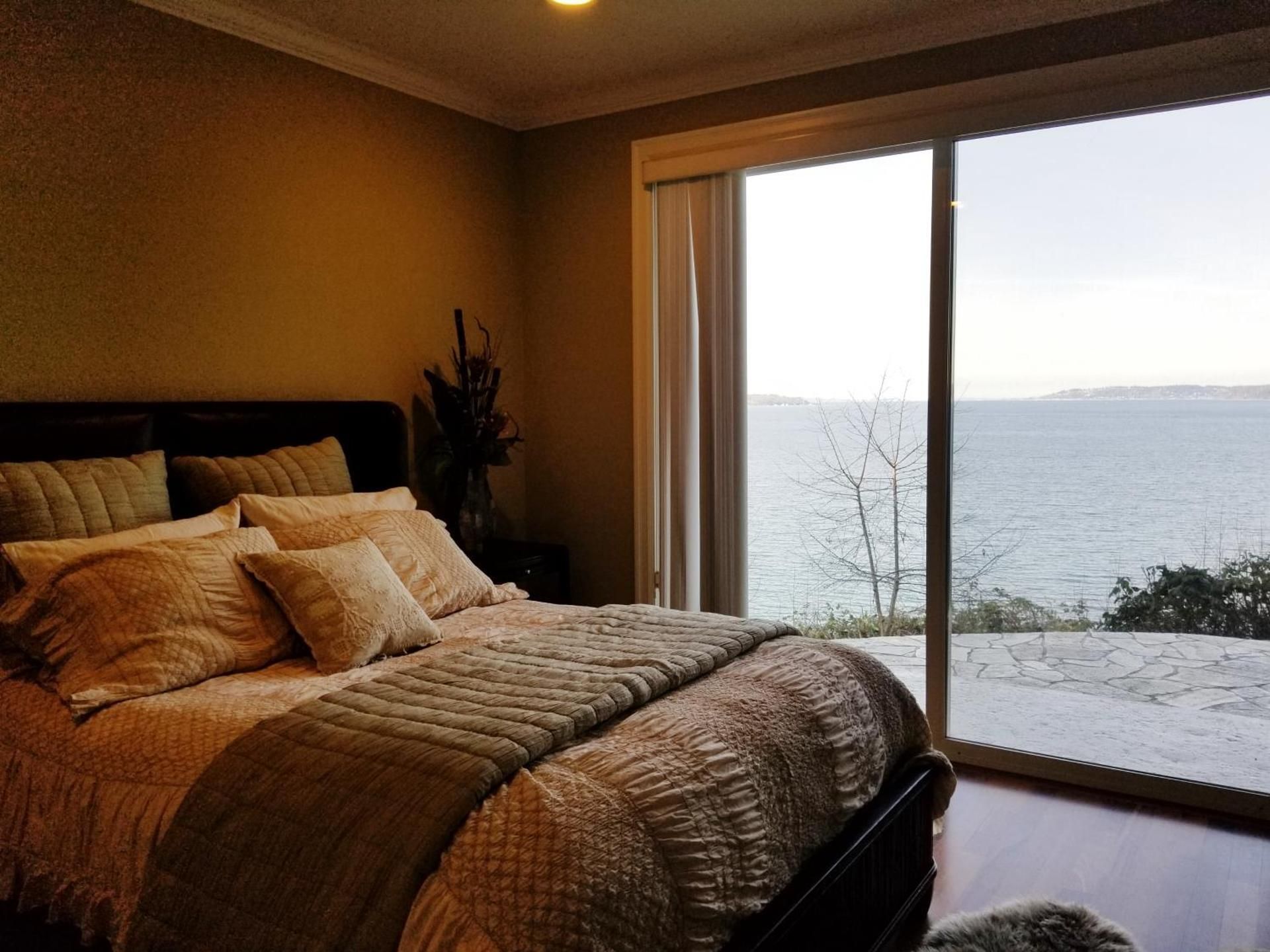 Queen Room with Patio and Ocean View