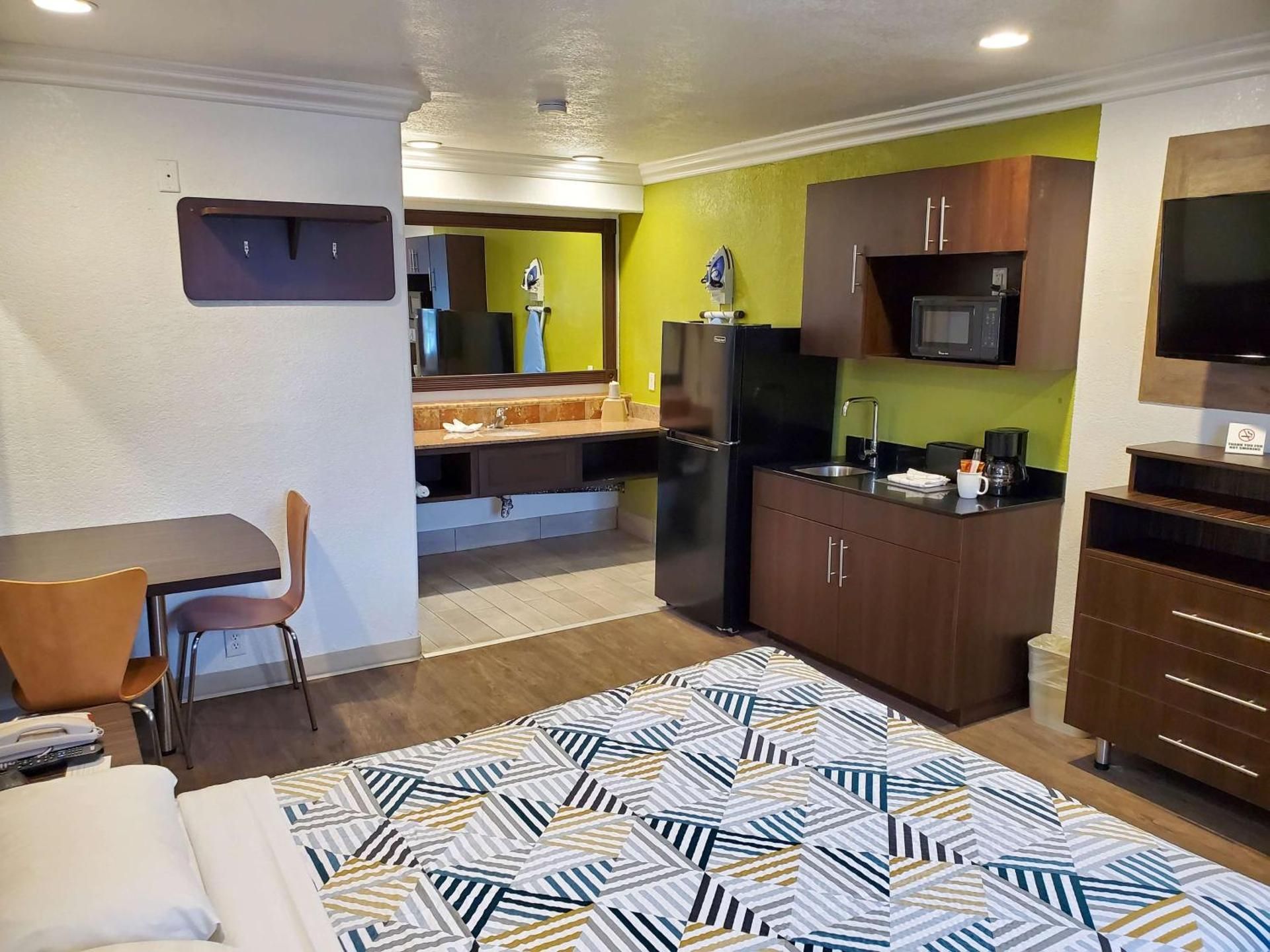 Queen Room - Disability Access - Non-Smoking