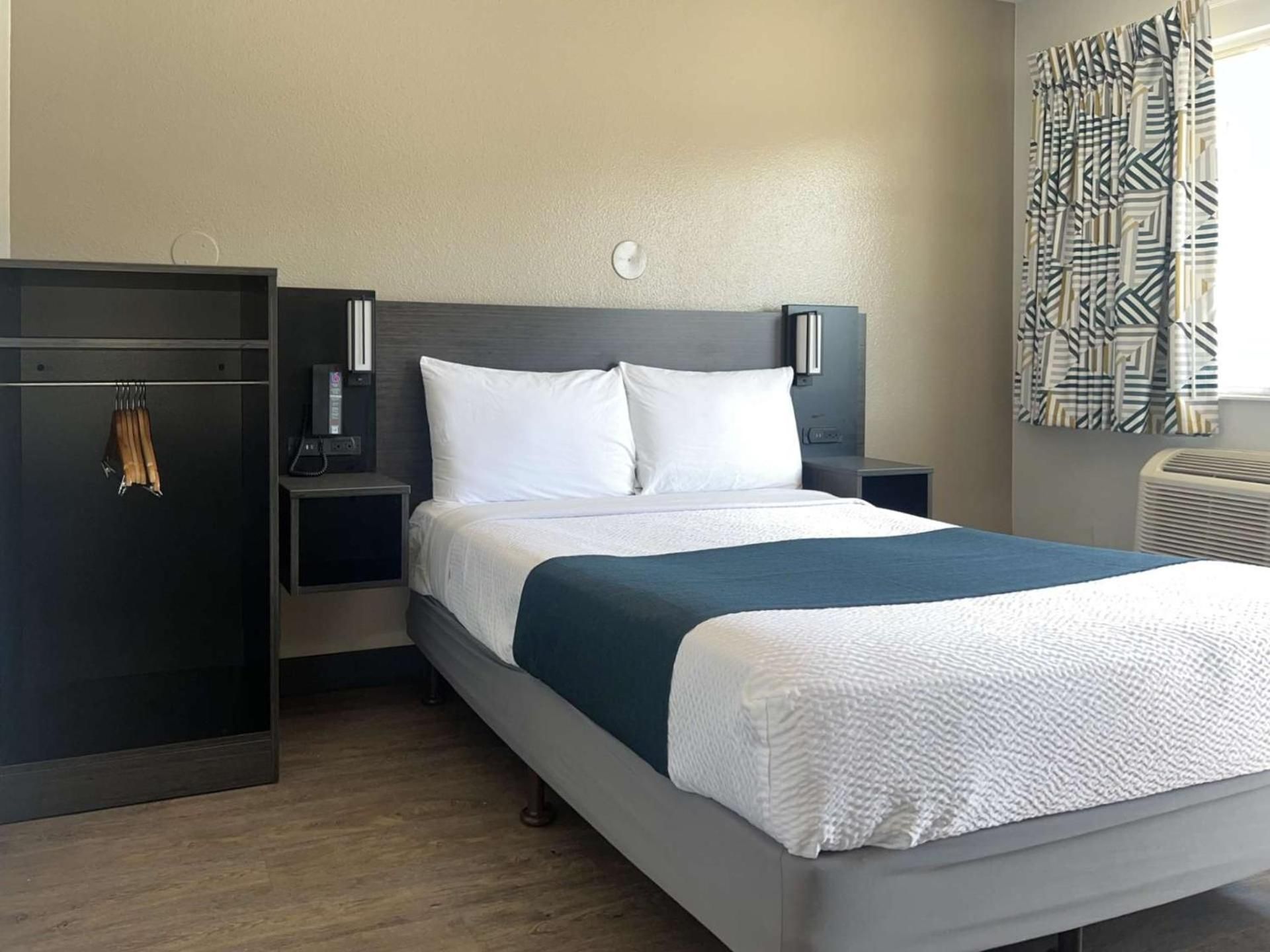 Motel 6 Tulare, CA 1 Queen Bed 2