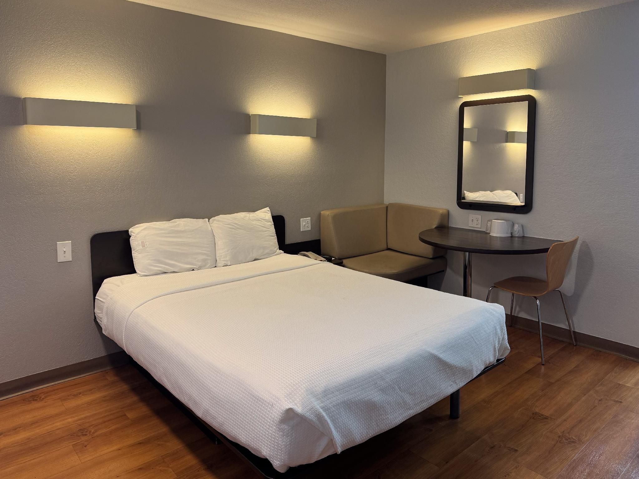 1 Queen Bed |