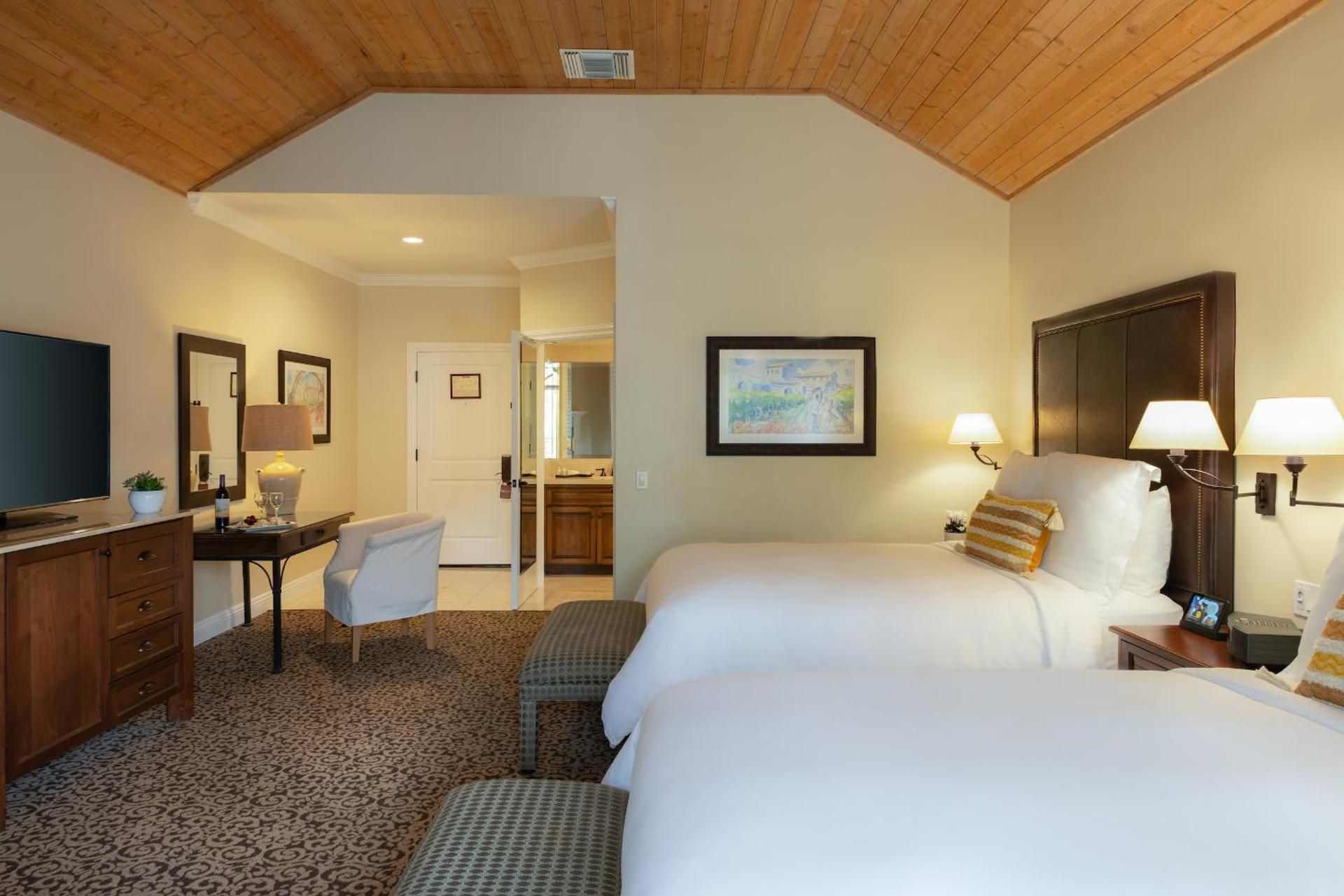 Westlake Village Inn Queen Suite with Spa Bath 2