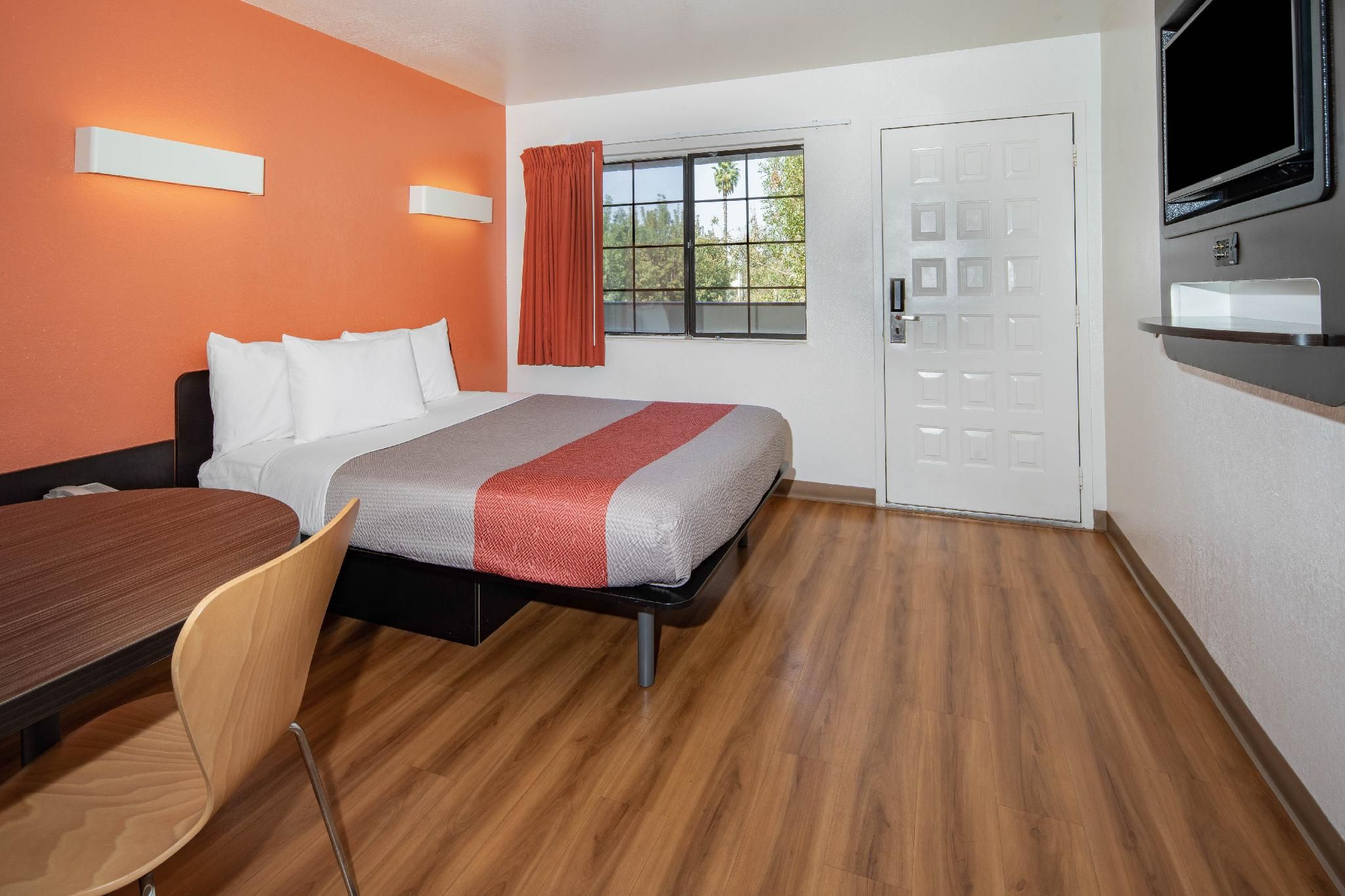 Motel 6 Thousand Oaks, CA 1  Full Bed | ADA/RI Shower/Mini Fridge 2
