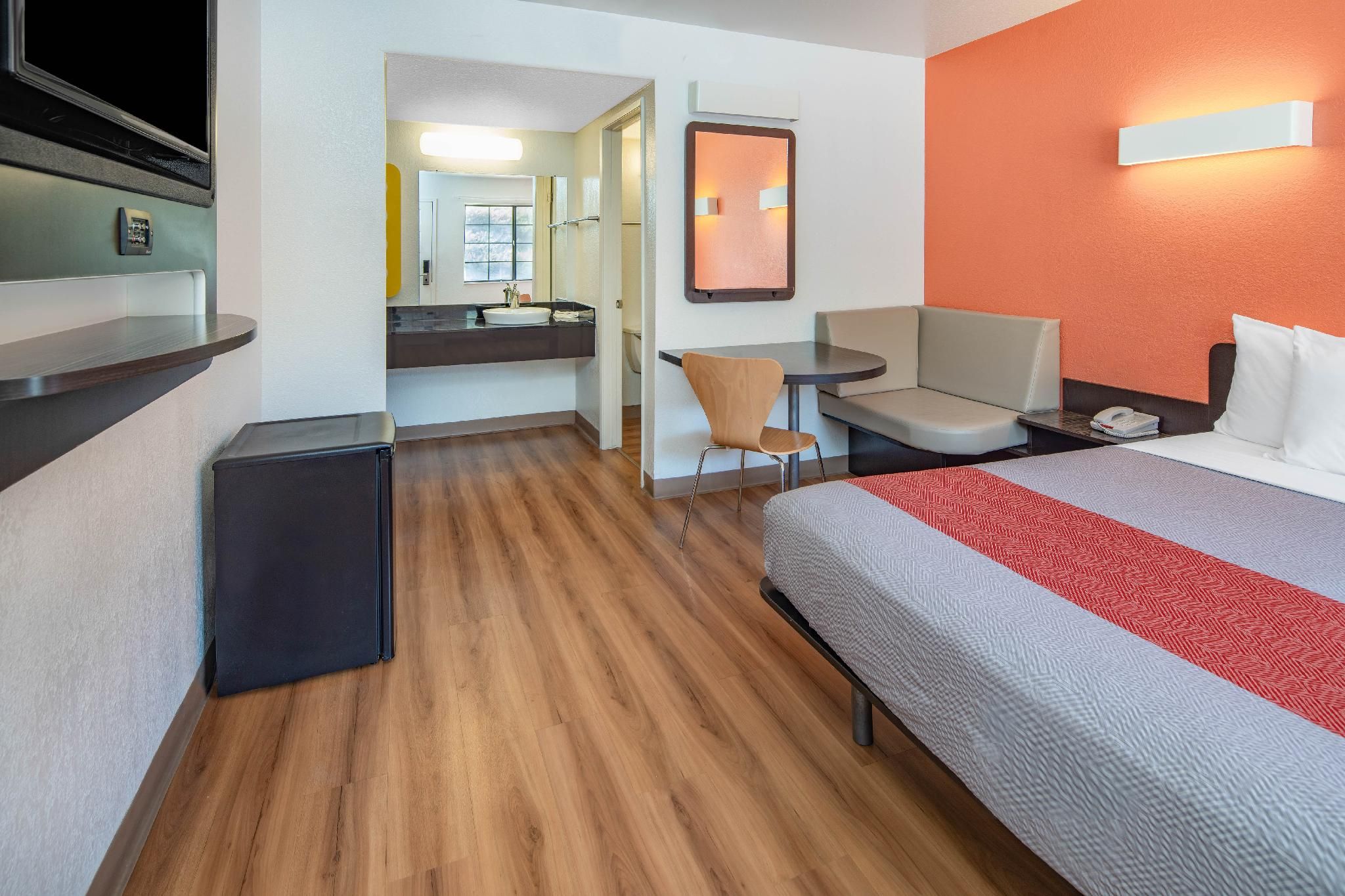 Motel 6 Thousand Oaks, CA 1  Full Bed | ADA/RI Shower/Mini Fridge