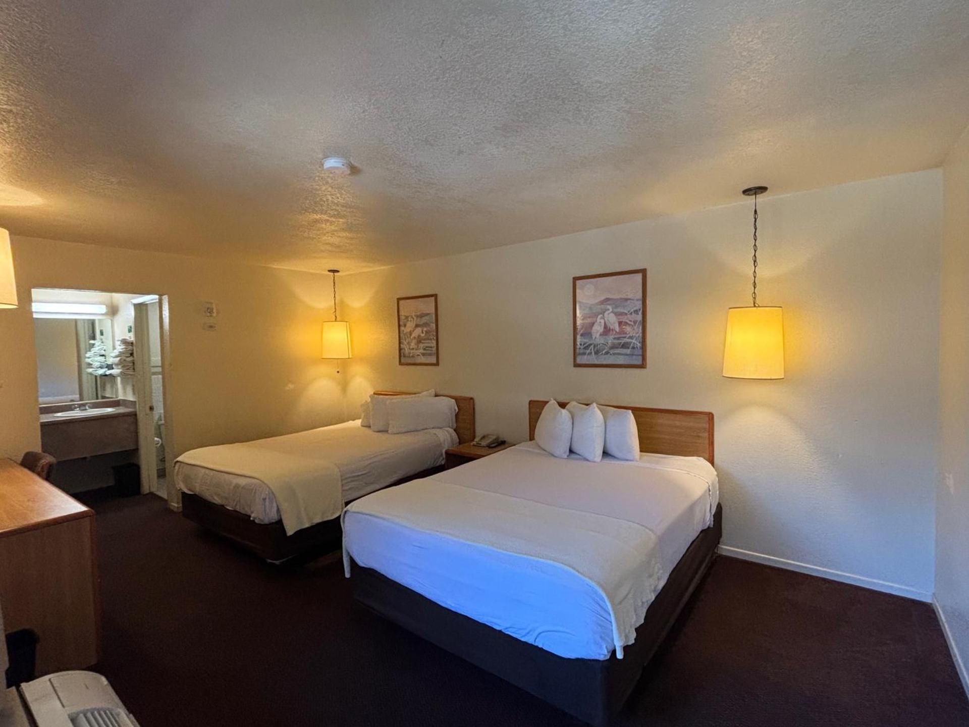 Premier Inns Thousand Oaks Queen Room with Two Queen Beds - Smoking