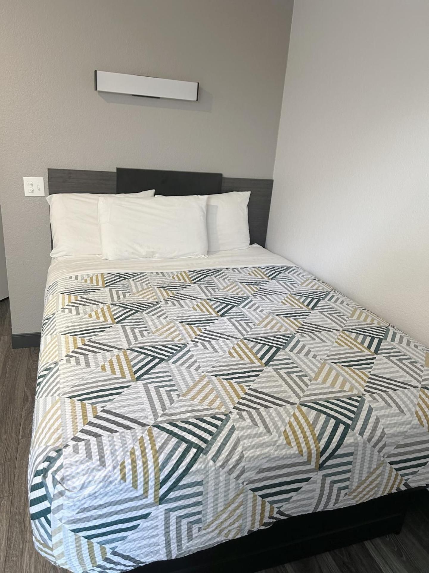 1 Full Bed | Non-Smoking