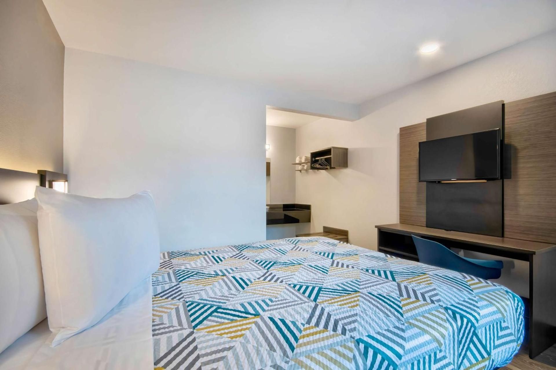 Deluxe Queen Suite