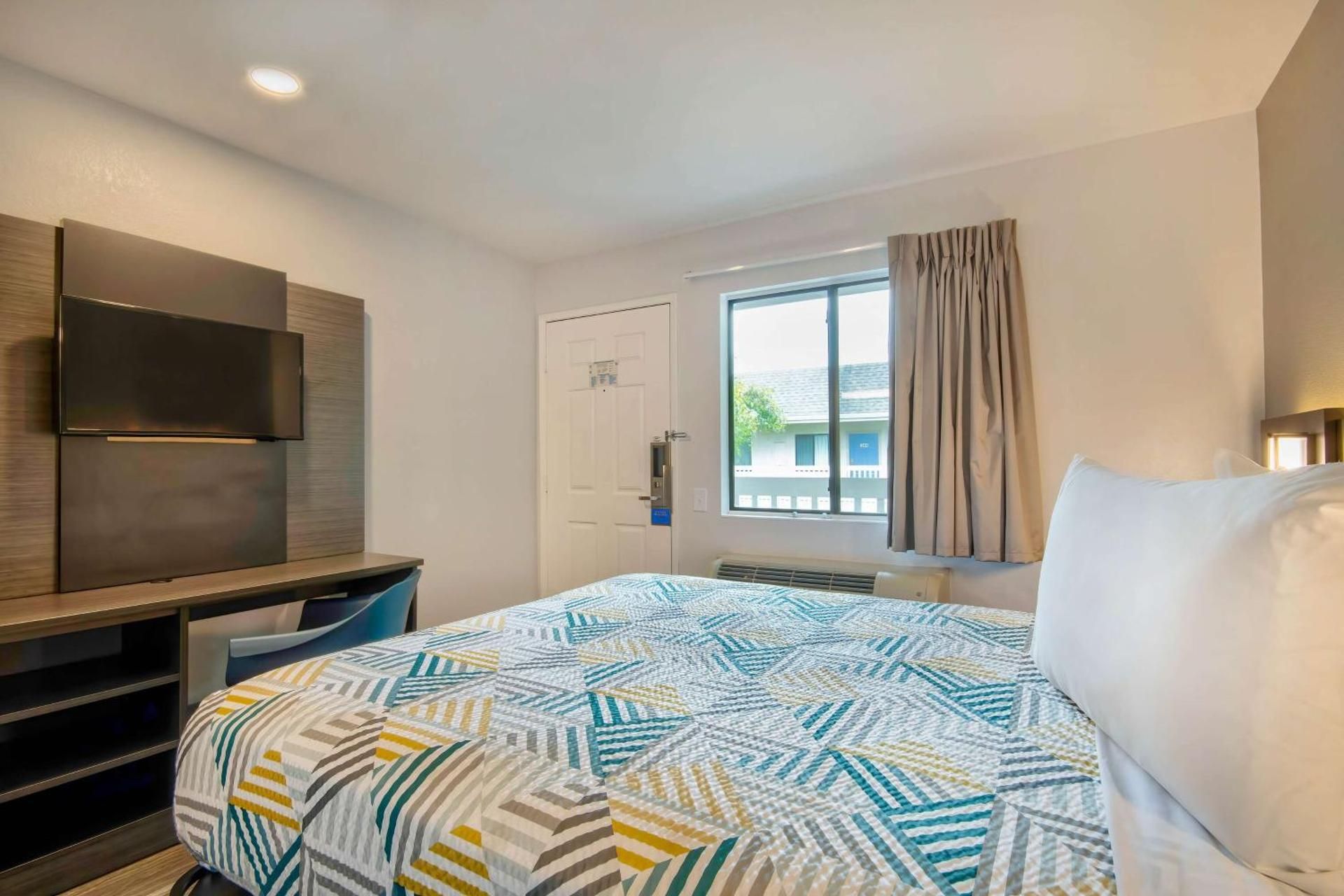 Deluxe Queen Suite