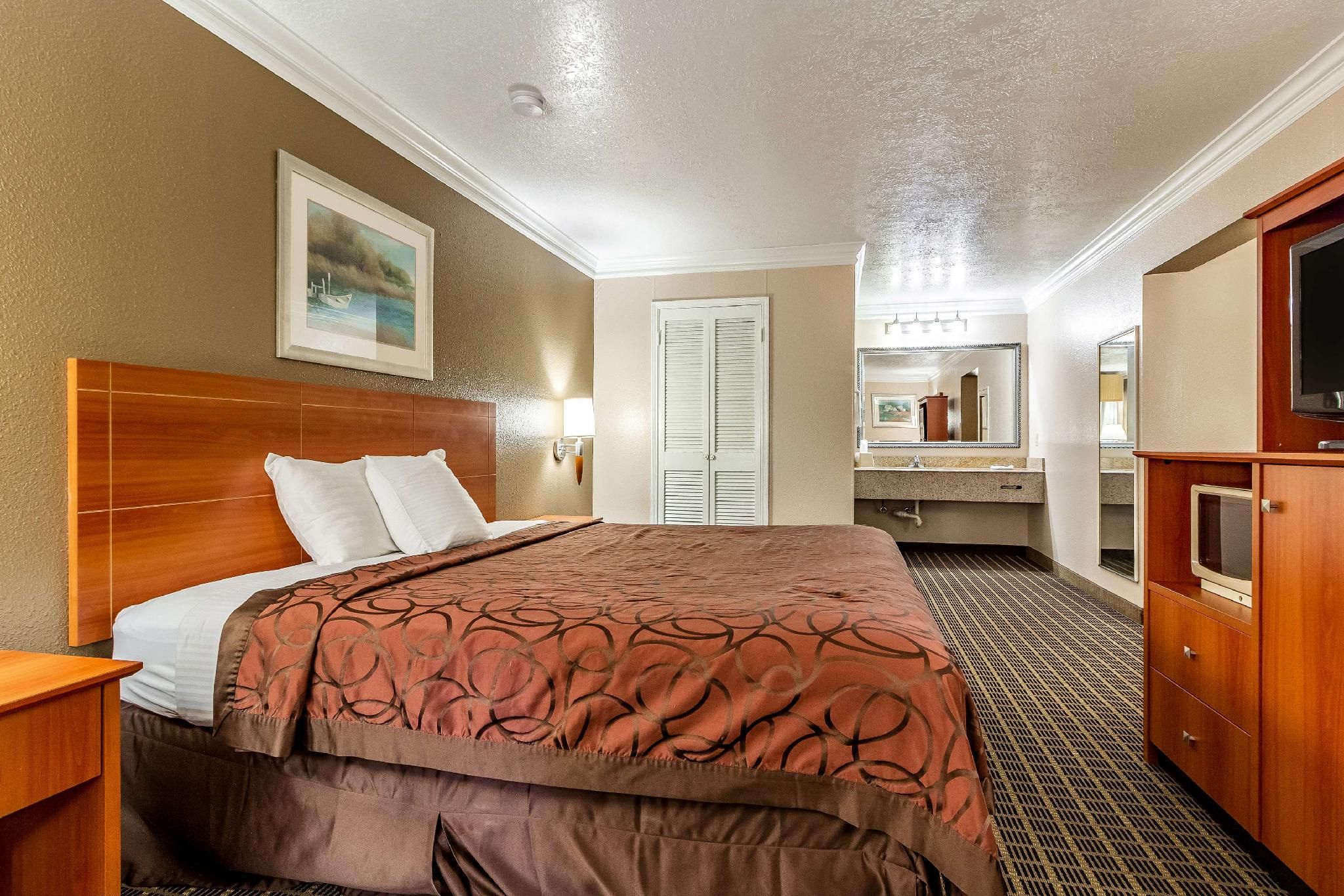 Motel 6 Alvin, TX 1 King Bed | Mobil Access Tub Nsmk Micfridg