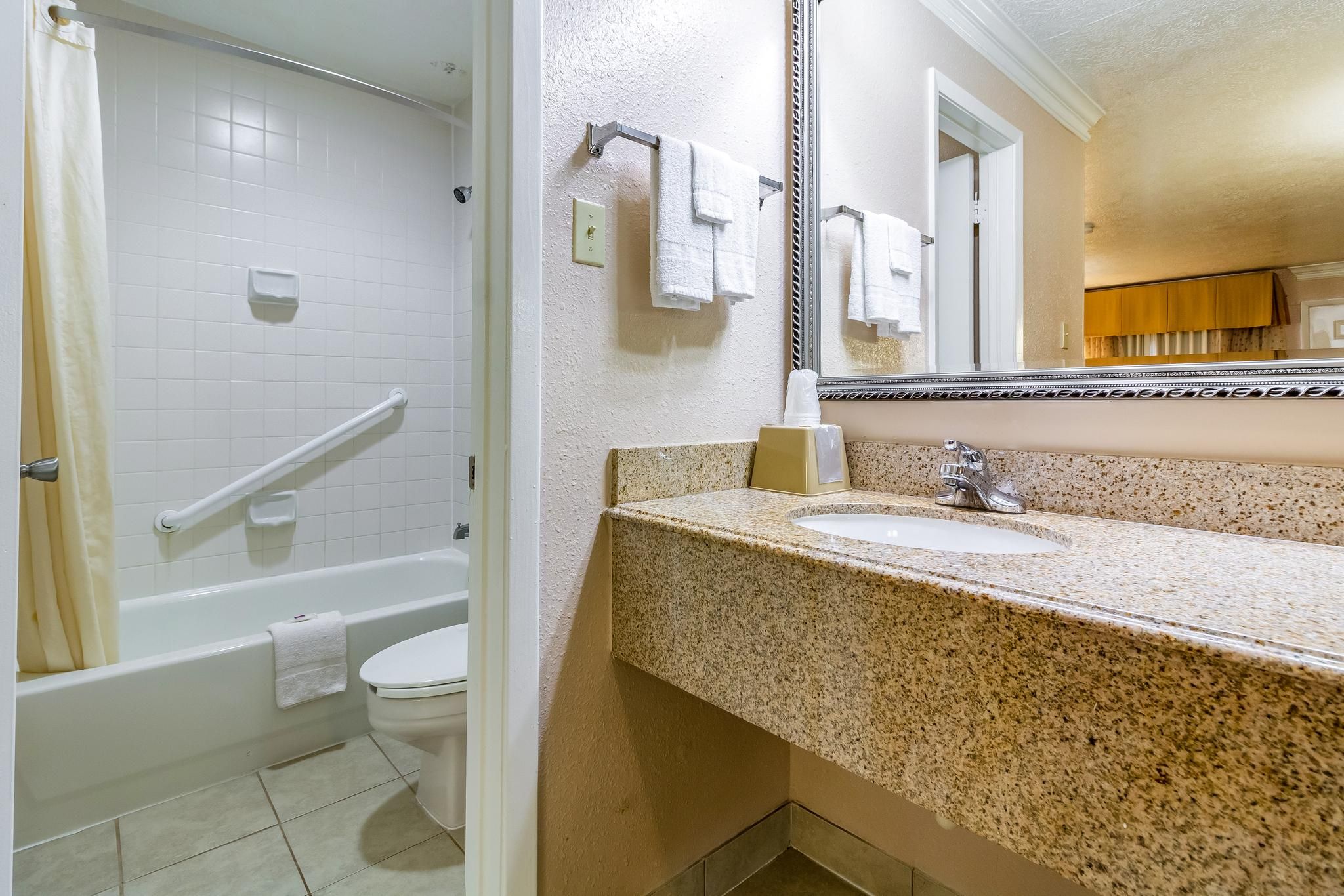 1 KING BED | SMK, MICFRI, HOT TUB TUB