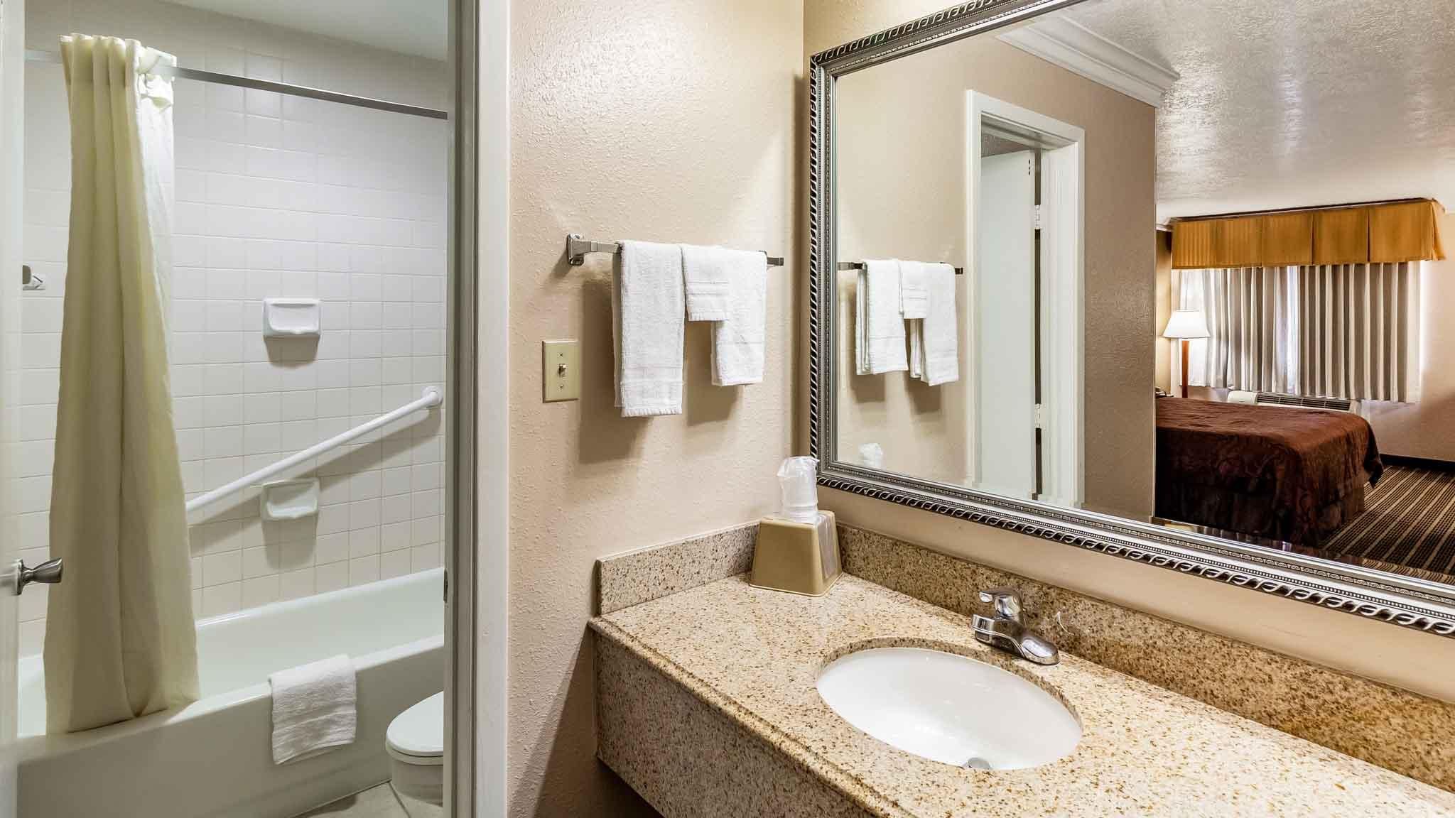 2 Queen Beds | Smoking, Micfridge