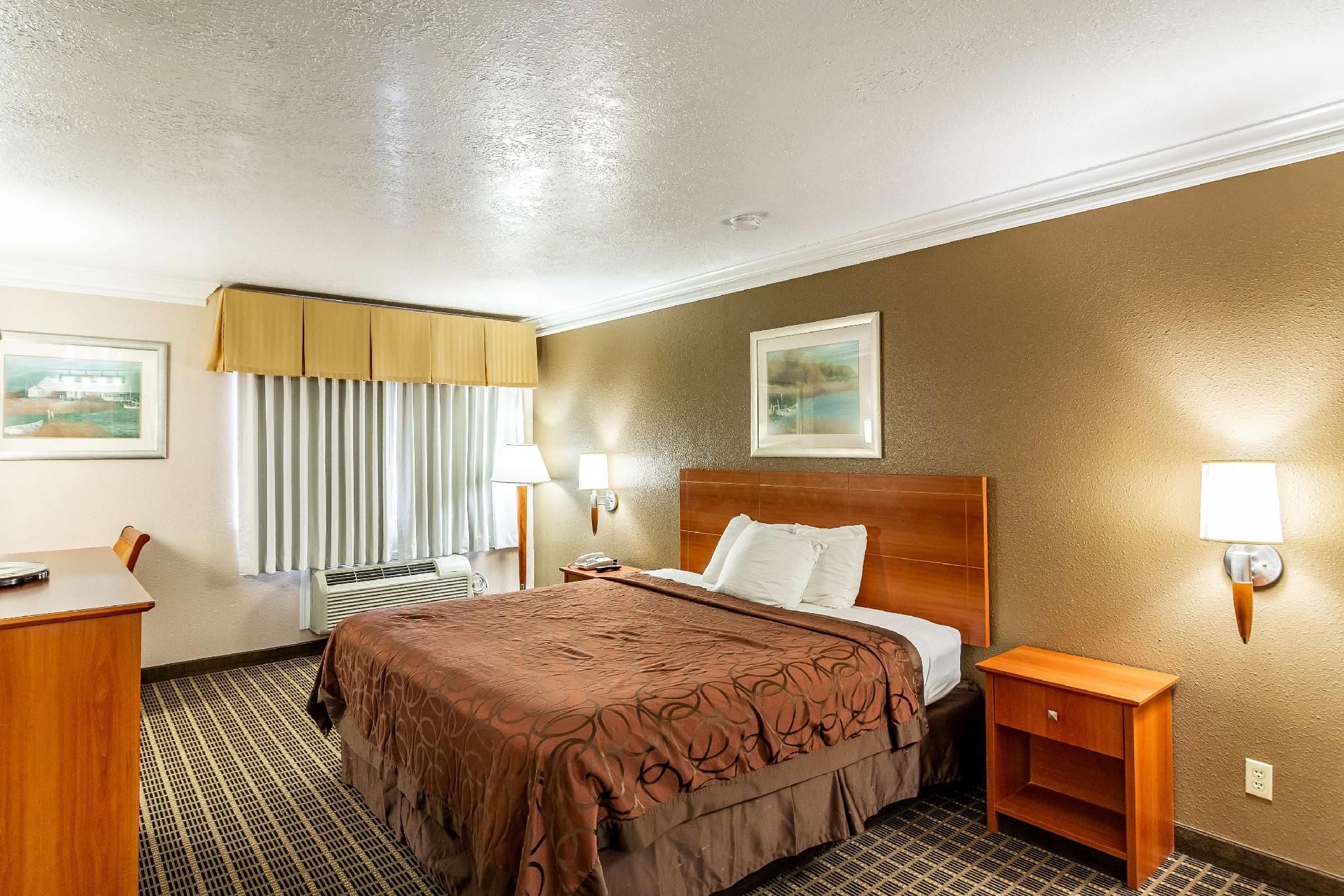 1 King Bed | Non-Smoking, Micfridge