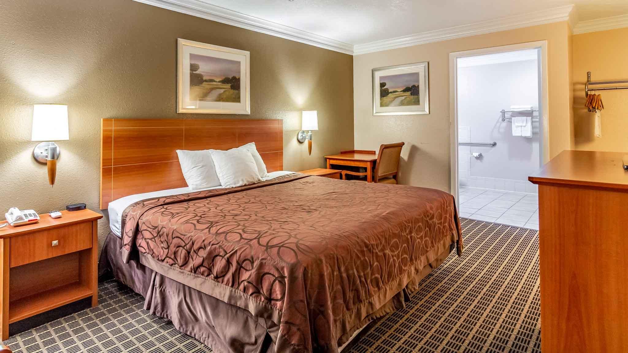 1 KING BED | SMK, MICFRI, HOT TUB TUB