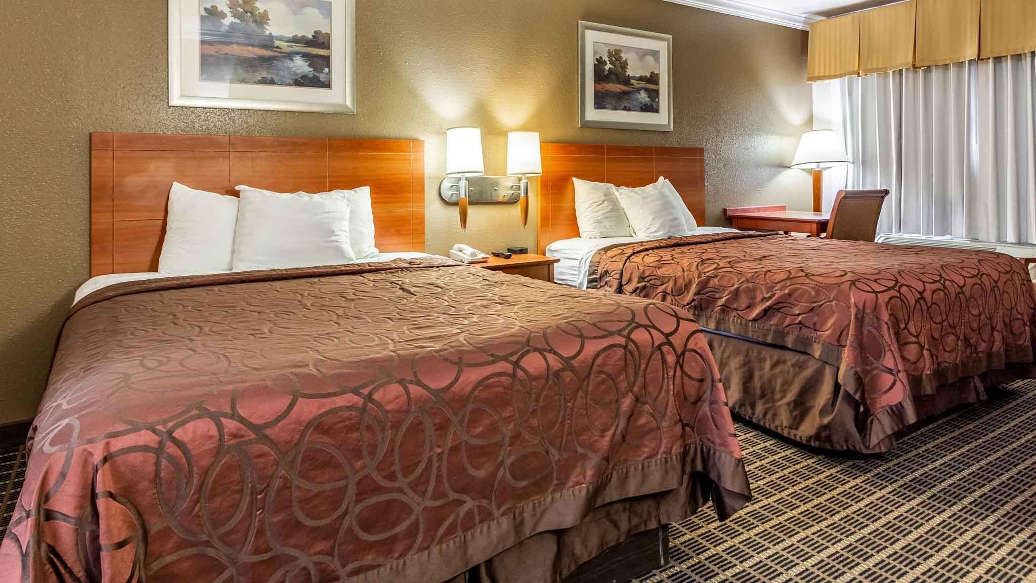 2 Queen Beds | Smoking, Micfridge