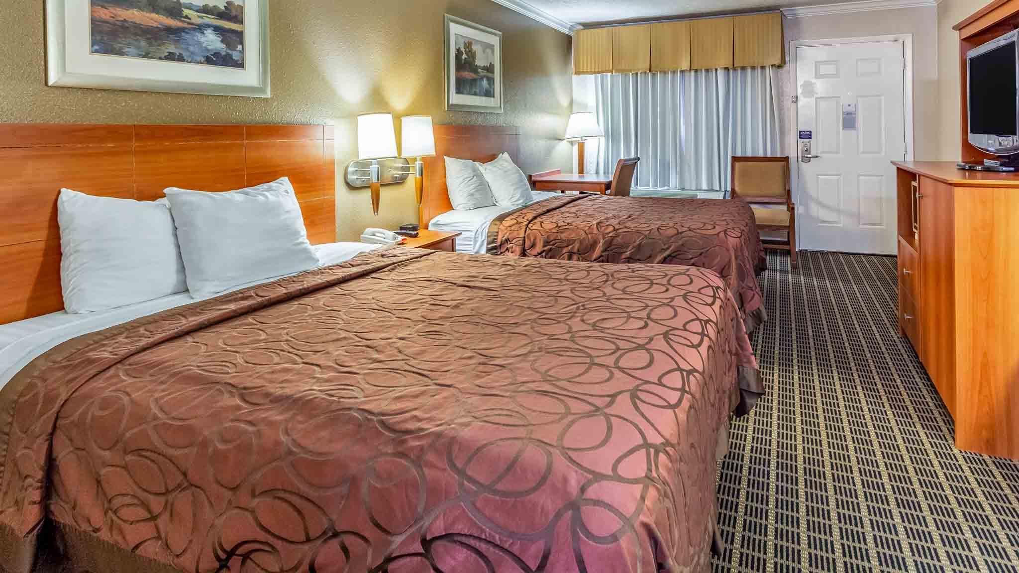 2 Queen Beds | Smoking, Micfridge