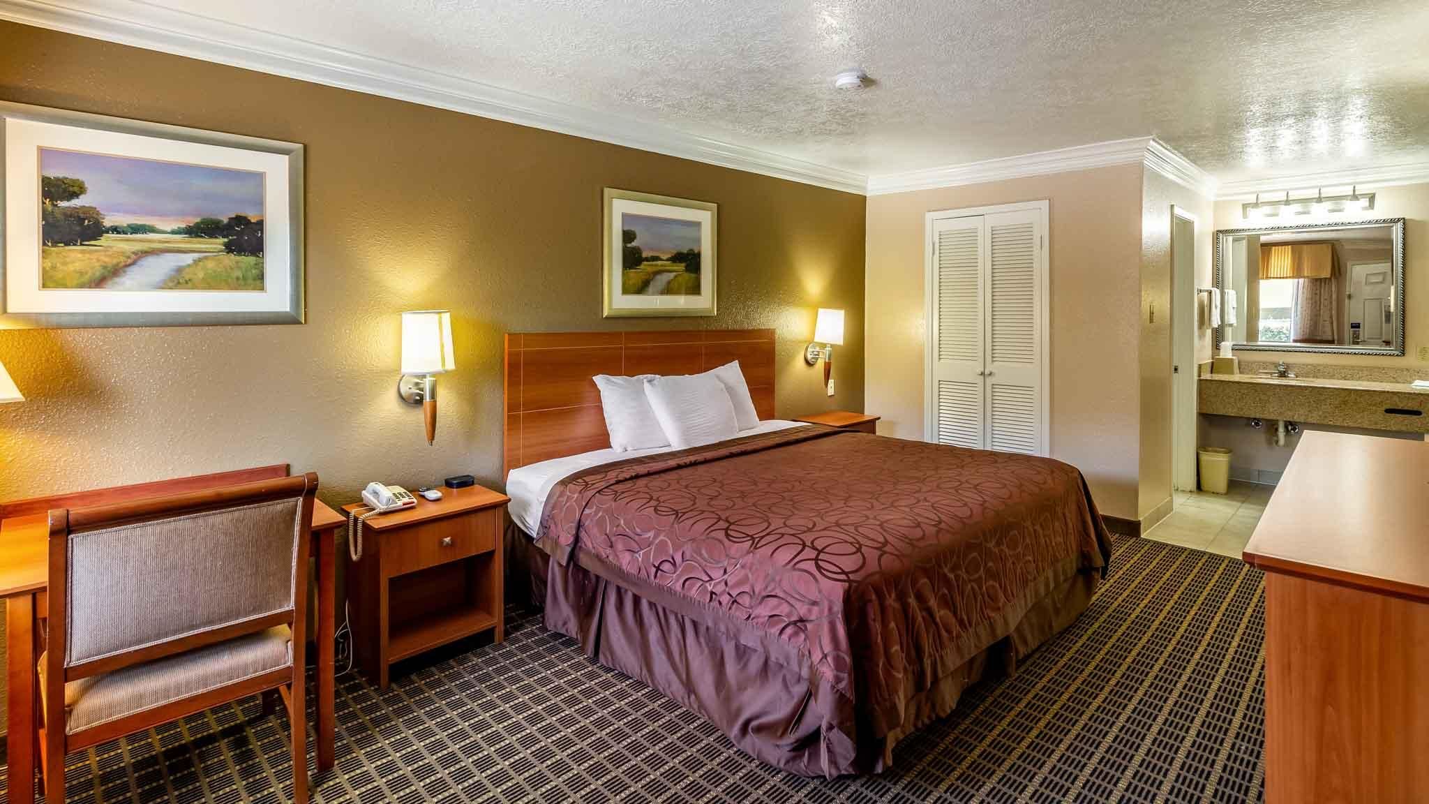 1 King Bed | Smoking, Micfridge