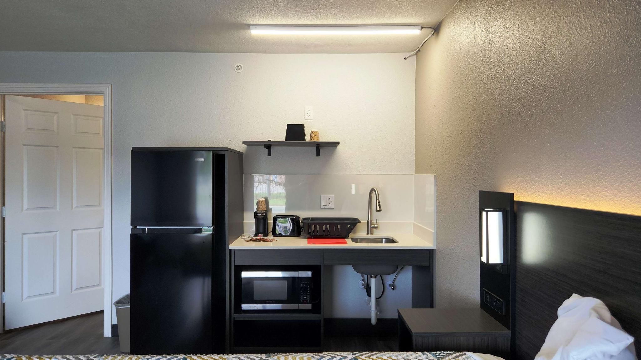 Studio 6  Alvin, TX 1 King Bed | Mobil Access Tub Nsmk Kitchen 3