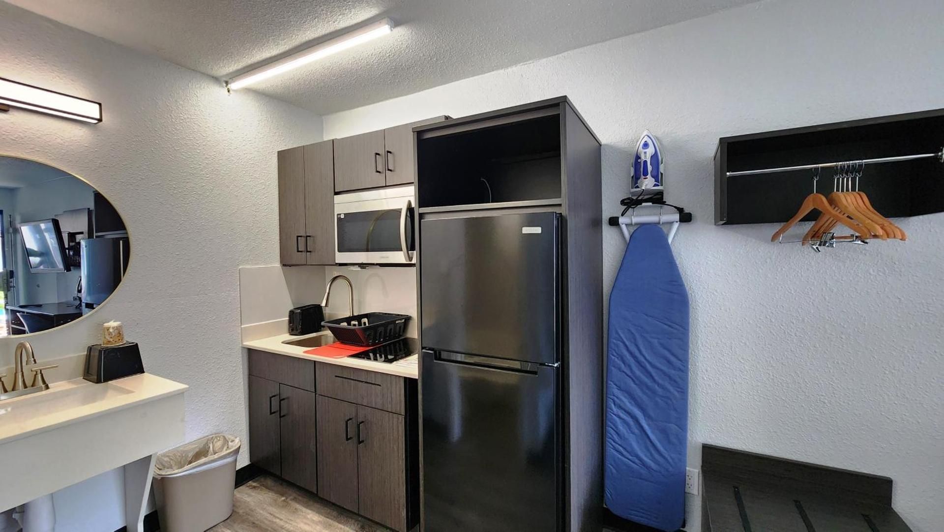 Studio 6  Alvin, TX King Room - Disability Access - Non-Smoking 3