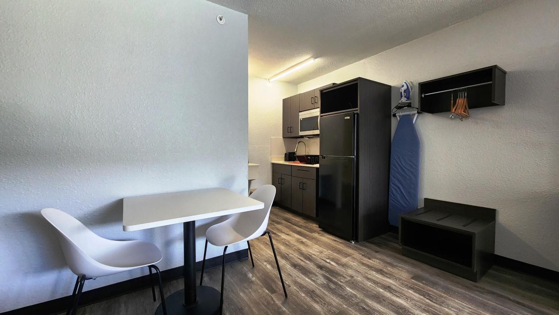 Studio 6  Alvin, TX King Room - Disability Access - Non-Smoking 2