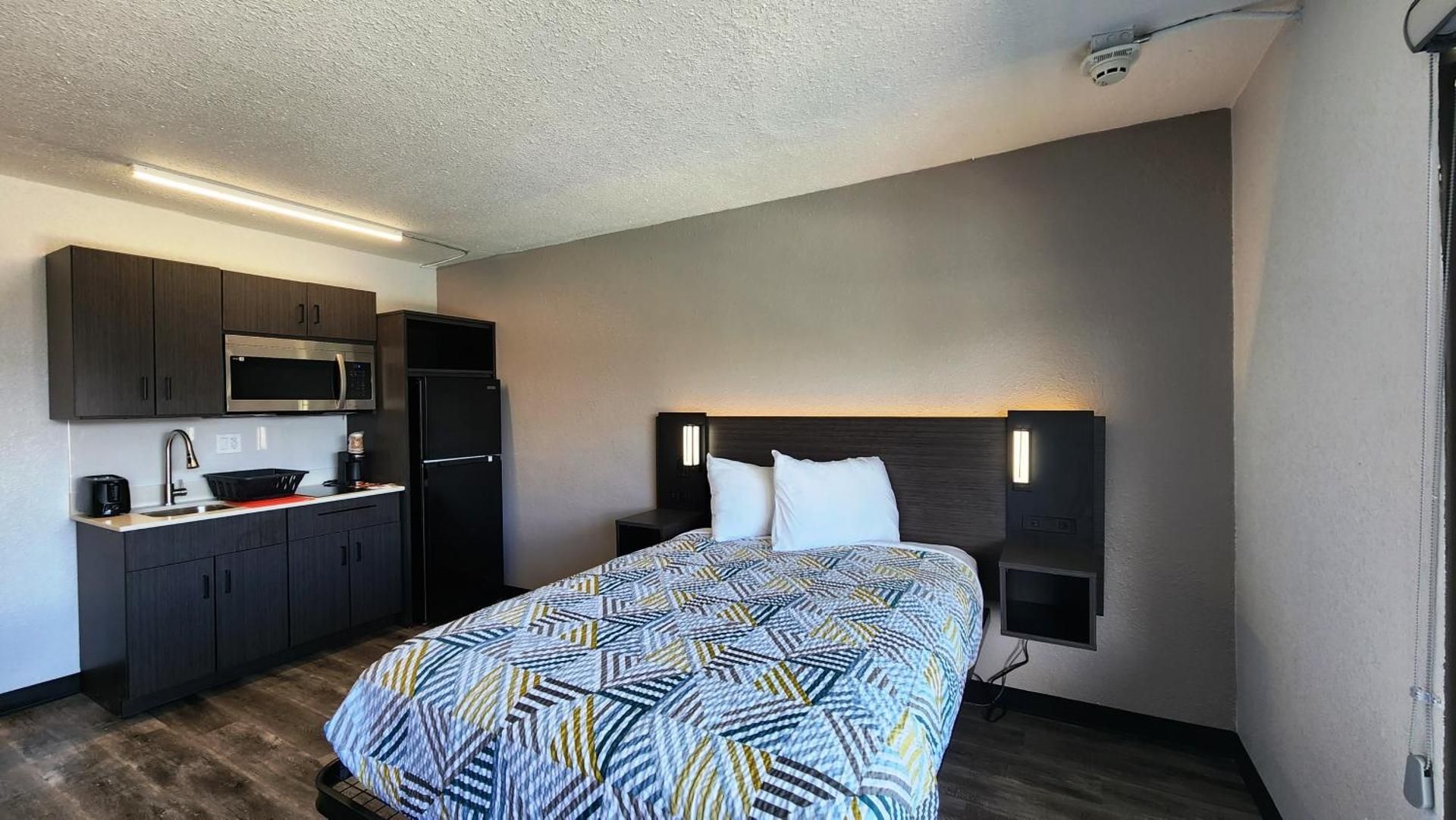 Studio 6  Alvin, TX Double Room - Non-Smoking