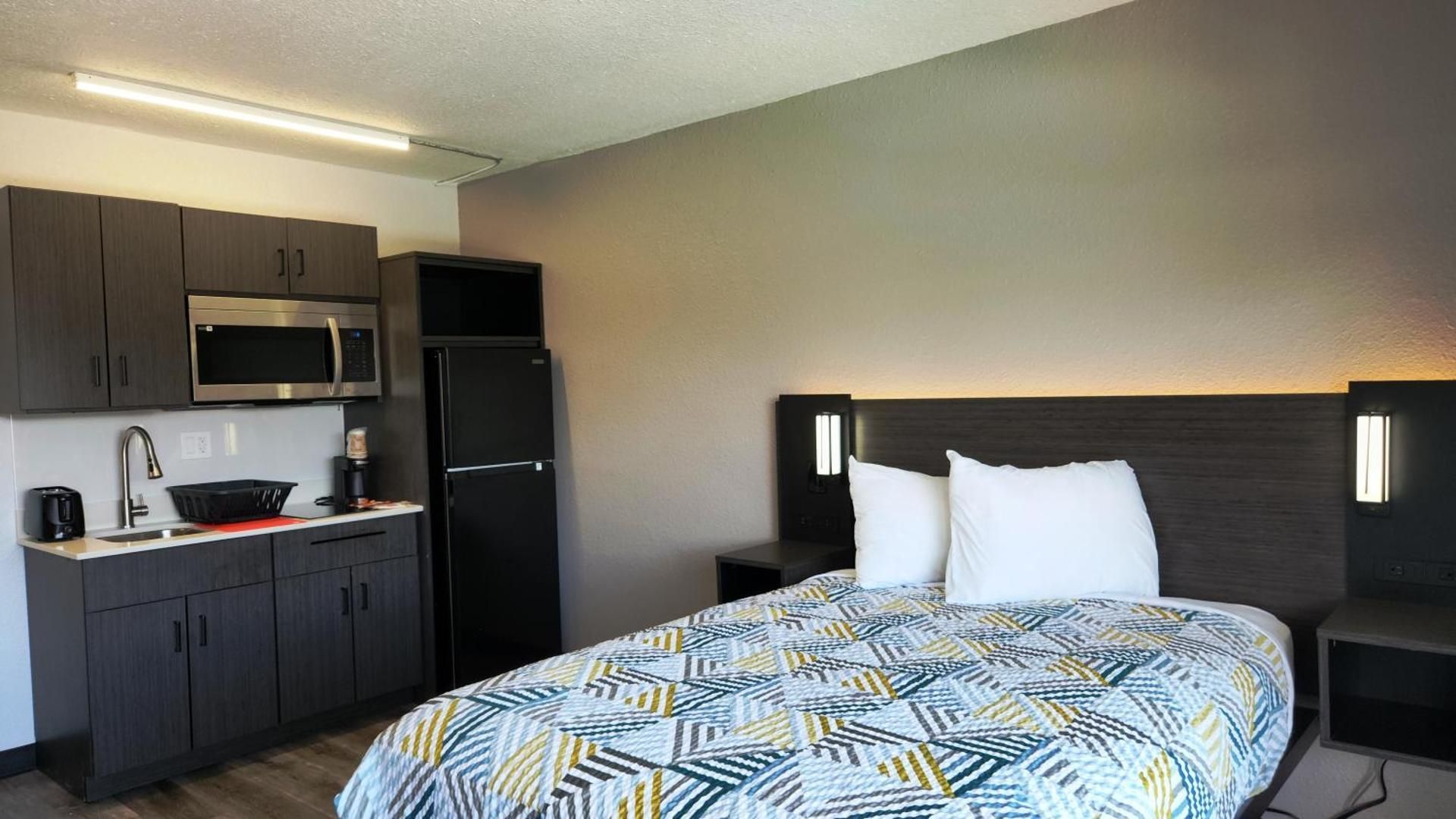 Studio 6  Alvin, TX Double Room - Non-Smoking 2