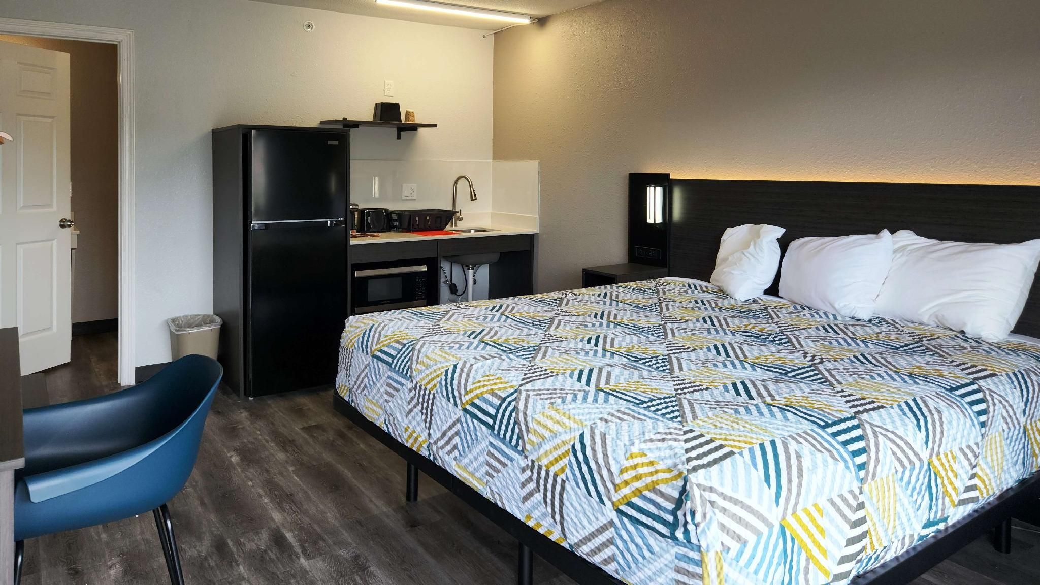 Studio 6  Alvin, TX 1 King Bed | Mobil Access Tub Nsmk Kitchen