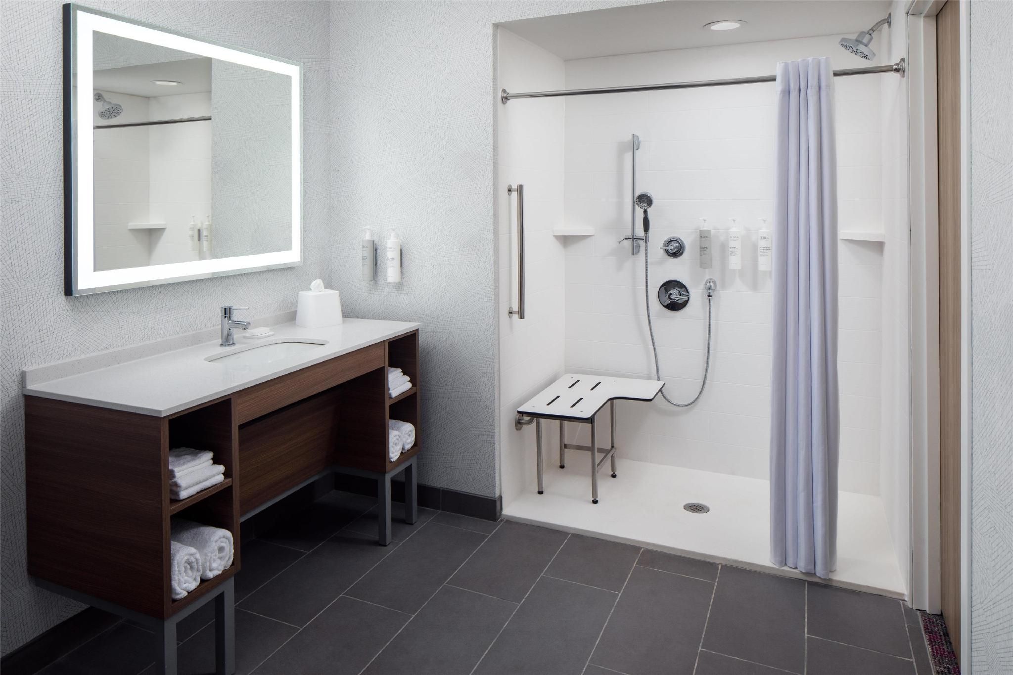 2 Qn Mobility Accessible Ri Shower Studio Ste